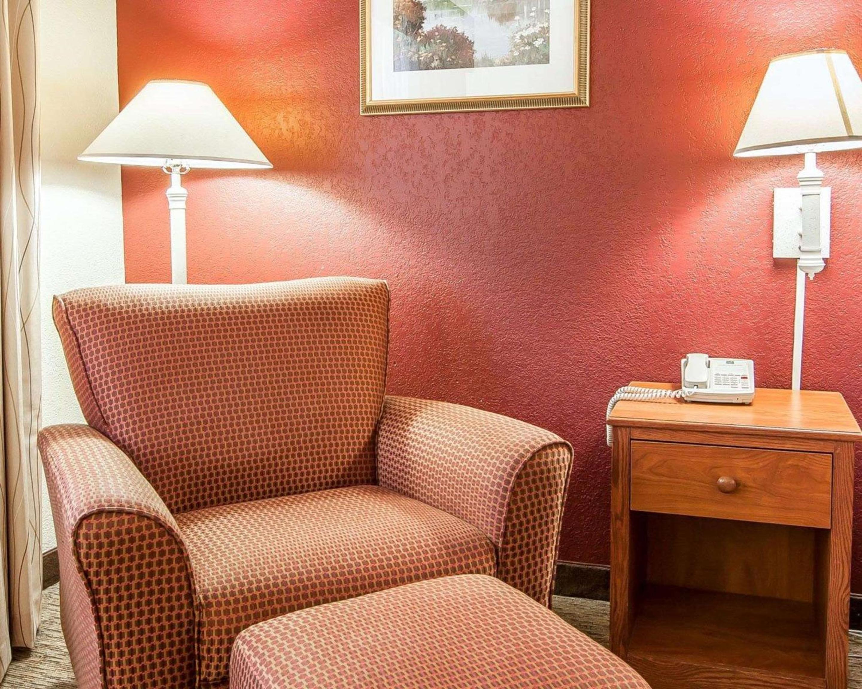 King Room - Non-Smoking - Photo 2