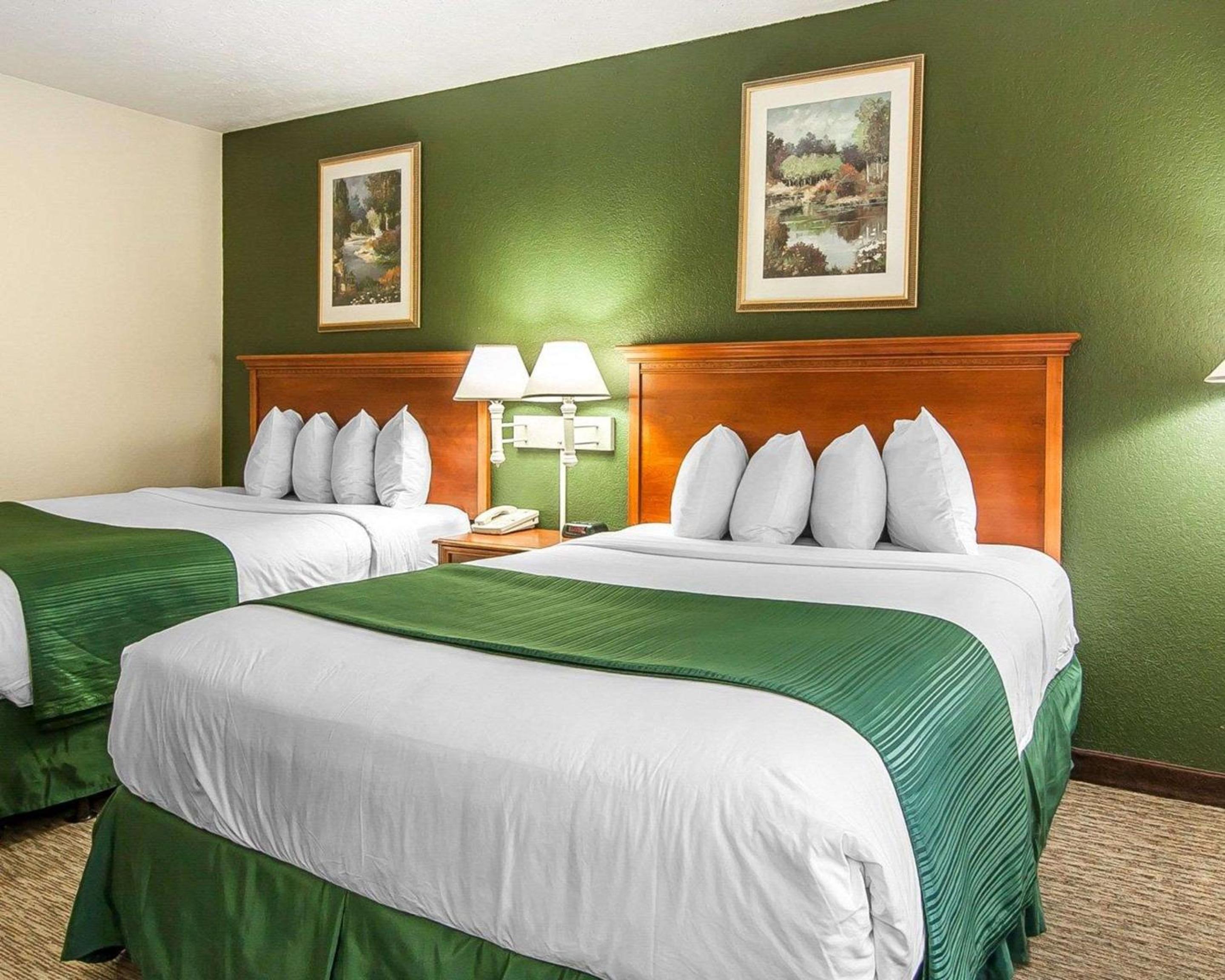 Queen Room with Two Queen Beds - Non-Smoking - Photo 5