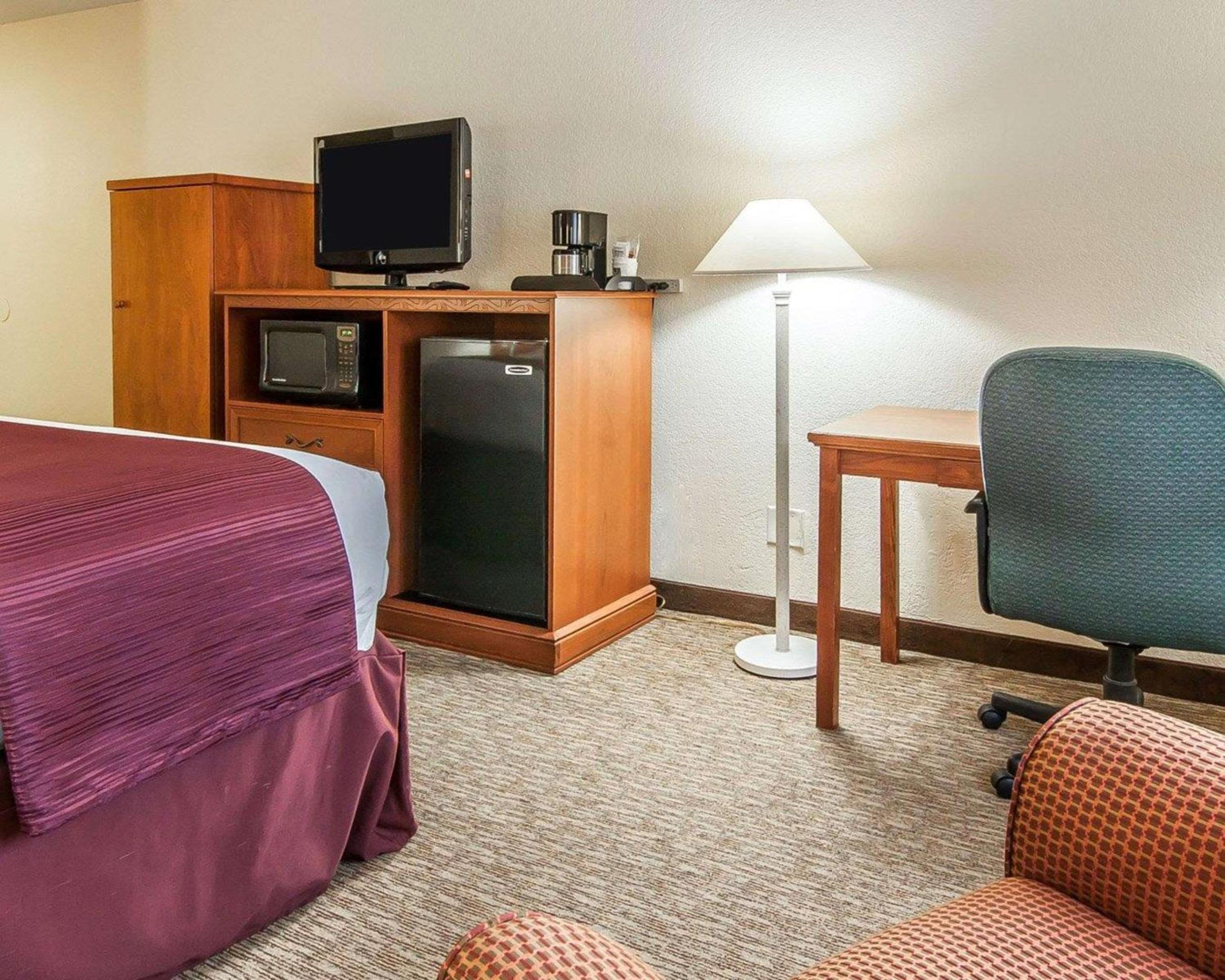King Room - Non-Smoking - Photo 5