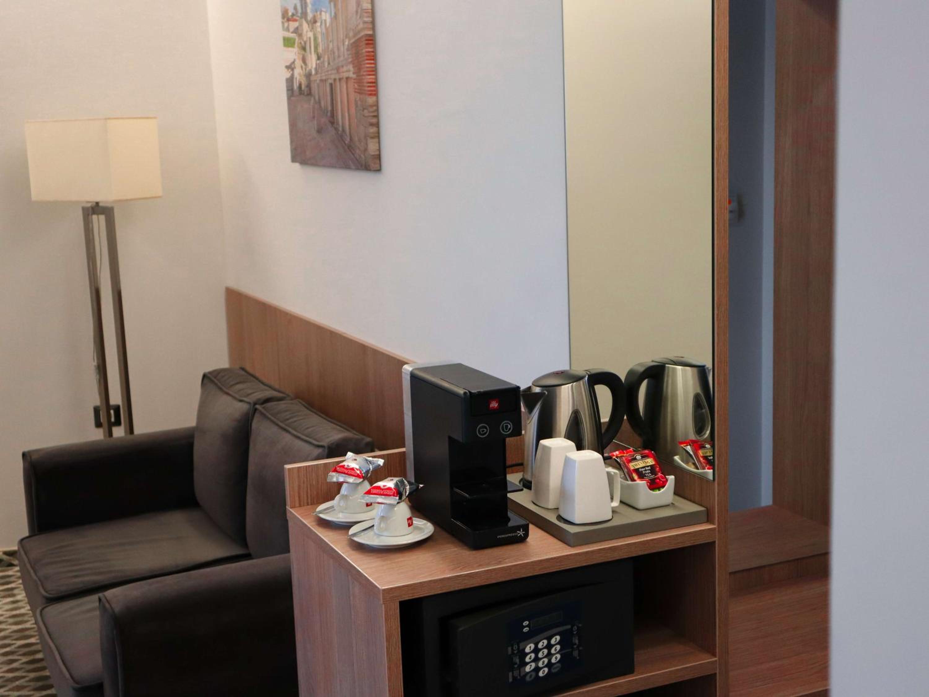 Deluxe King Room - Non-Smoking - Photo 8