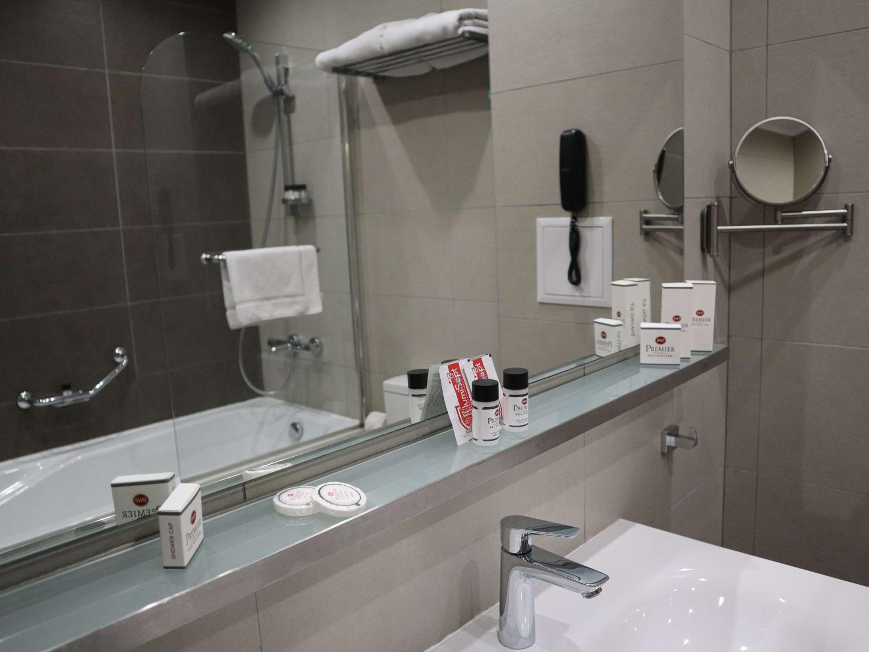 Deluxe King Room - Non-Smoking - Photo 7