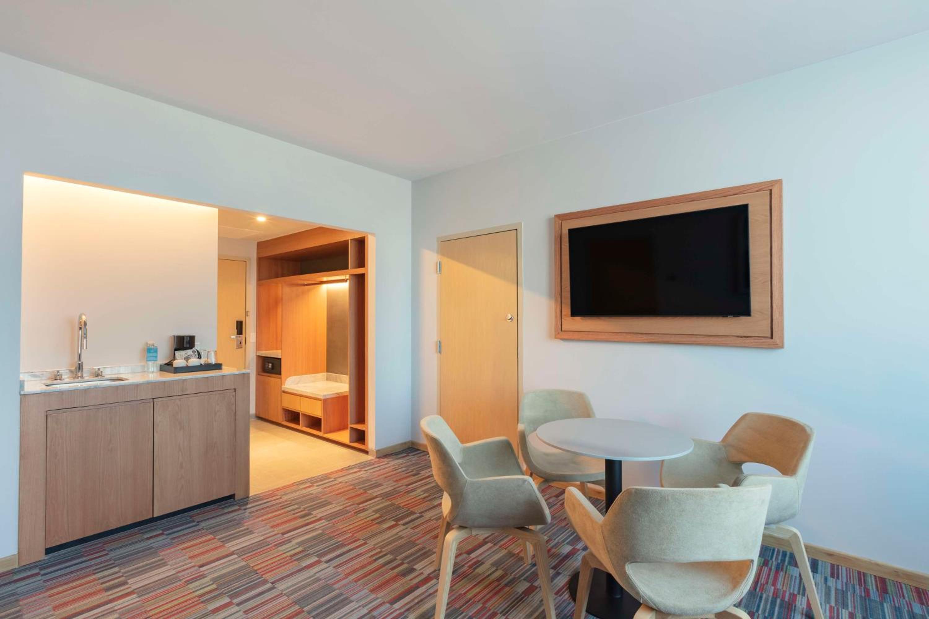 One-Bedroom King Suite - Photo 4