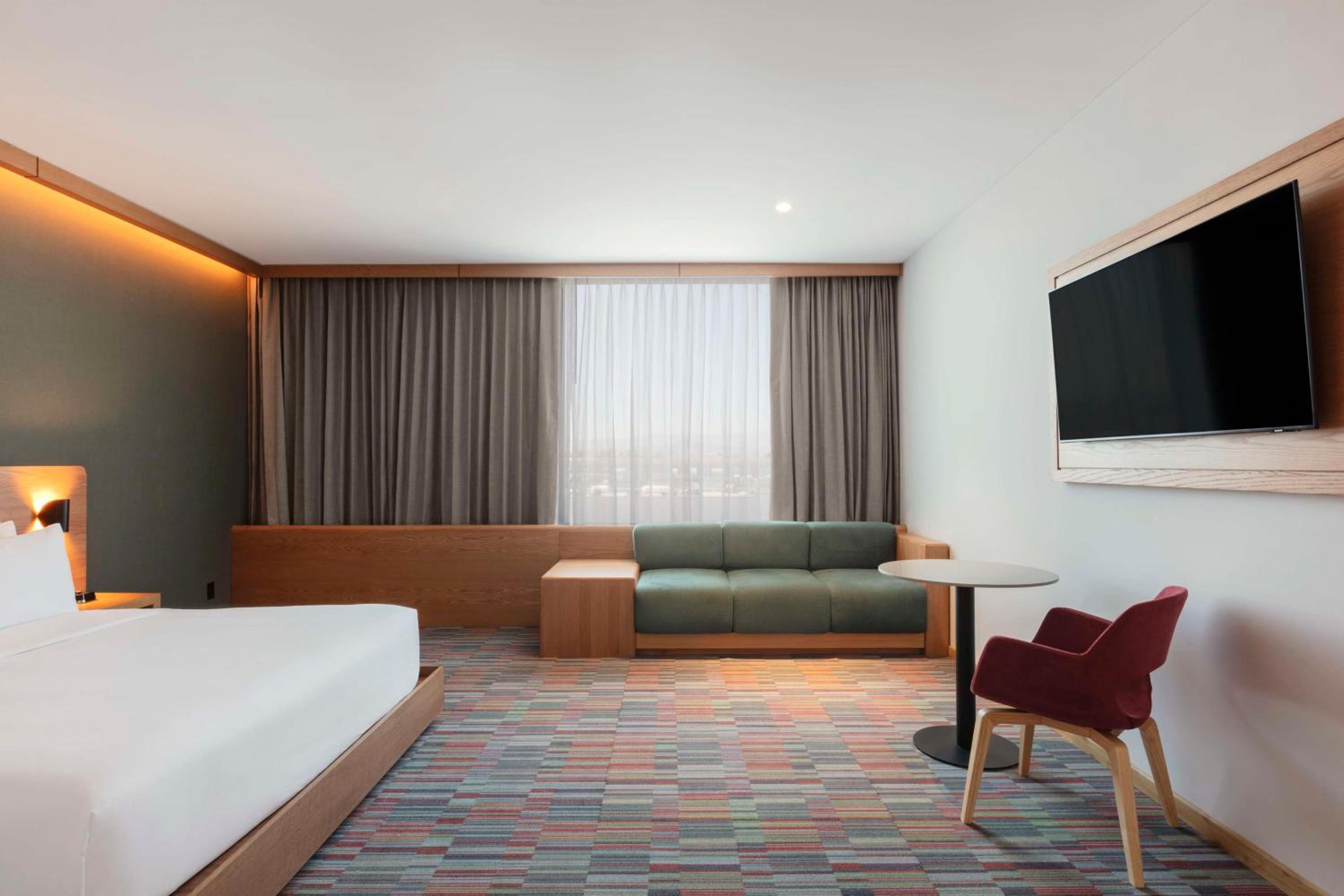 King Room with Roll-In Shower - Mobility Access - Photo 1