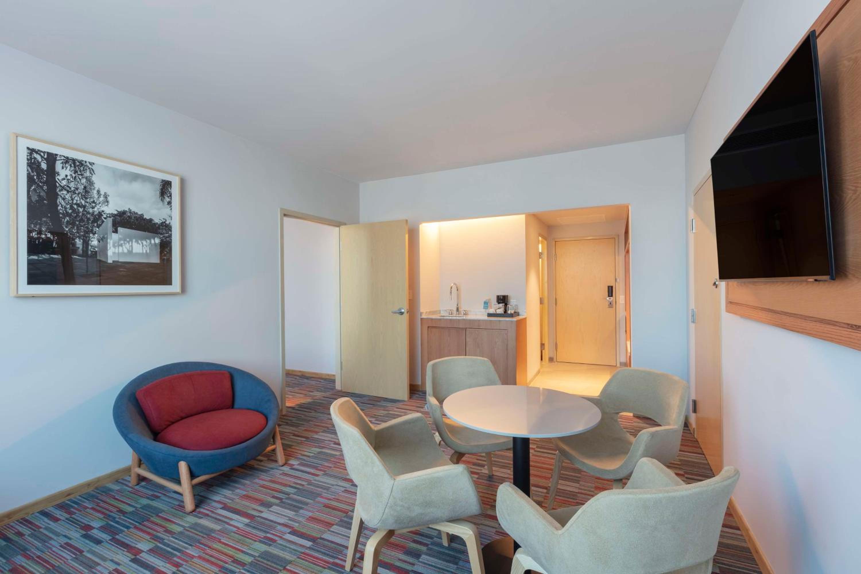 One-Bedroom King Suite - Photo 3