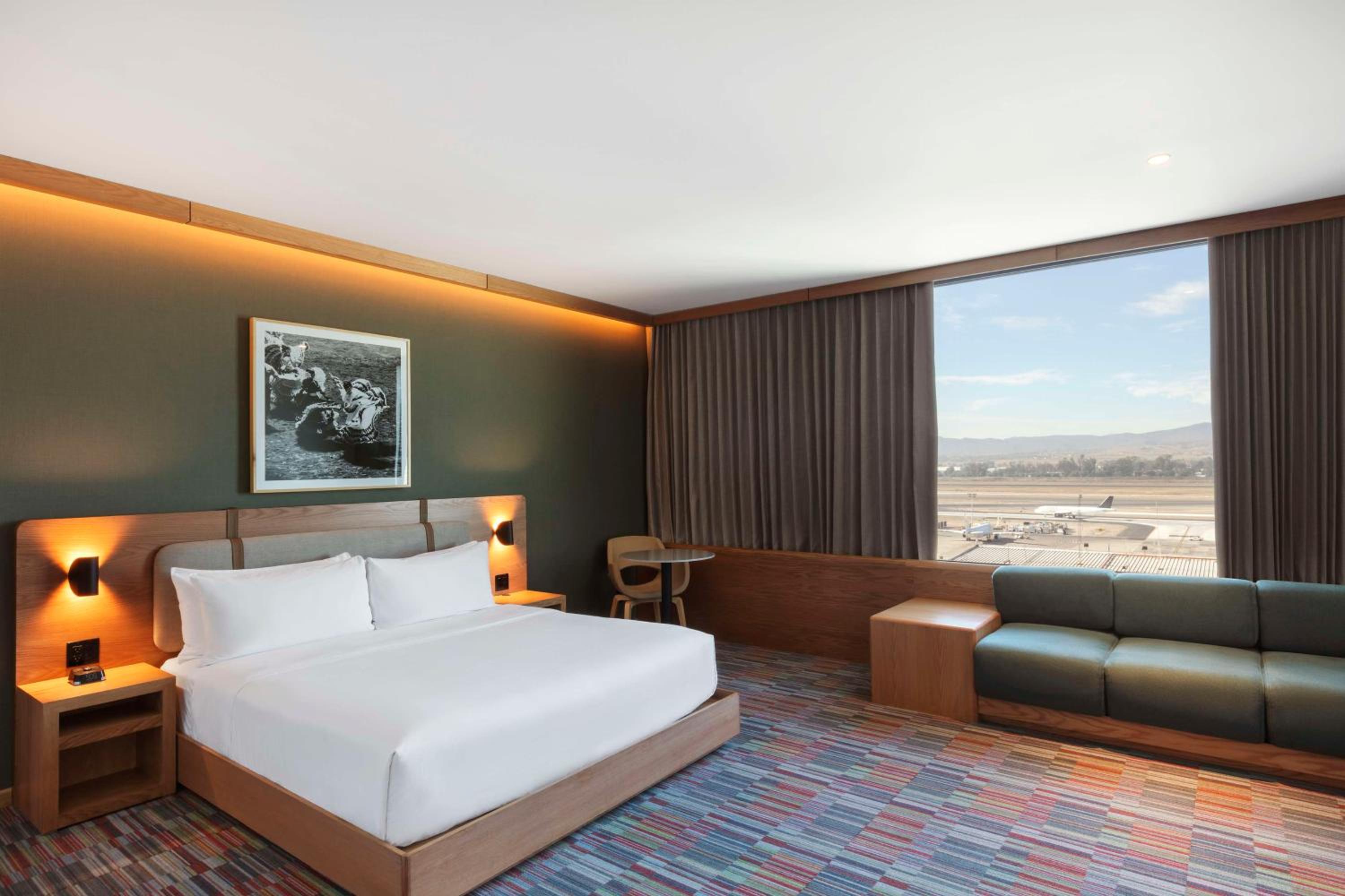 Junior King Suite with Airport View - Photo 2