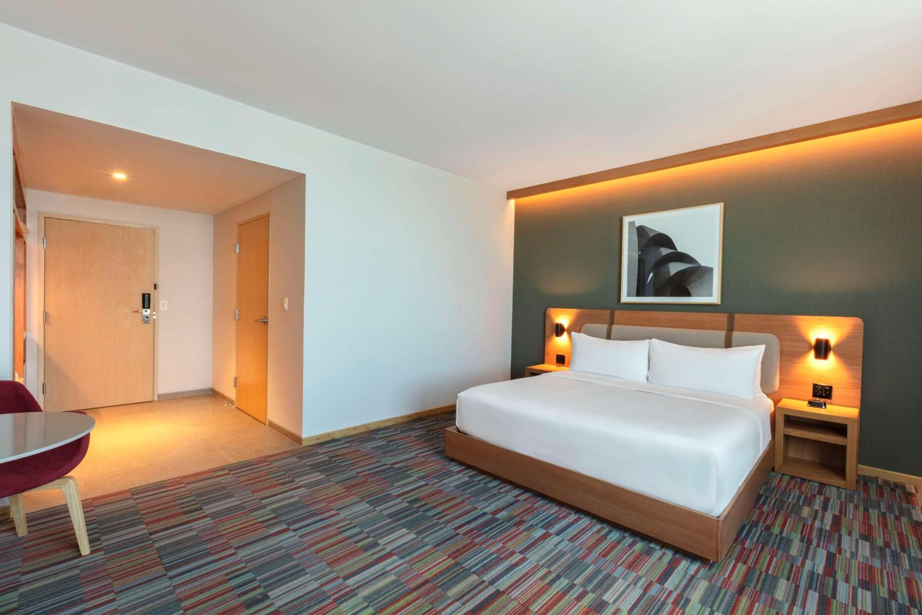 King Room with Roll-In Shower - Mobility Access - Photo 4