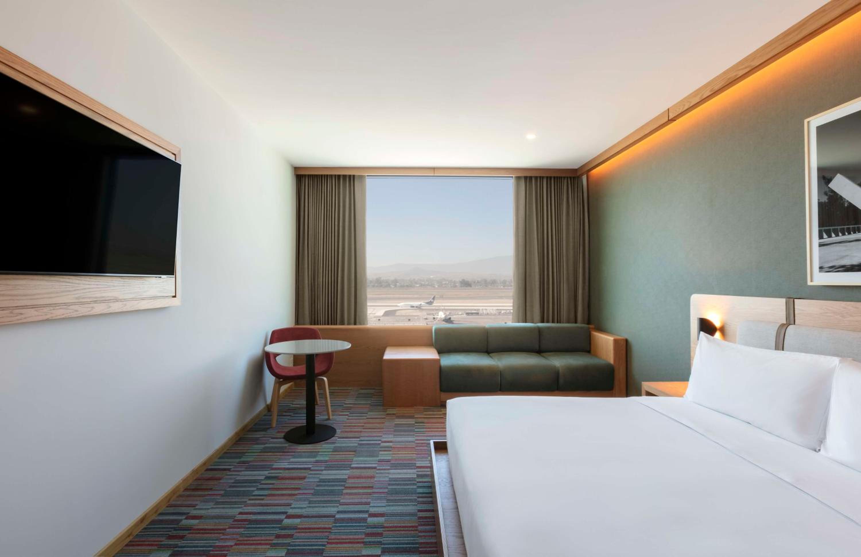 King Room with Airport View - Photo 1
