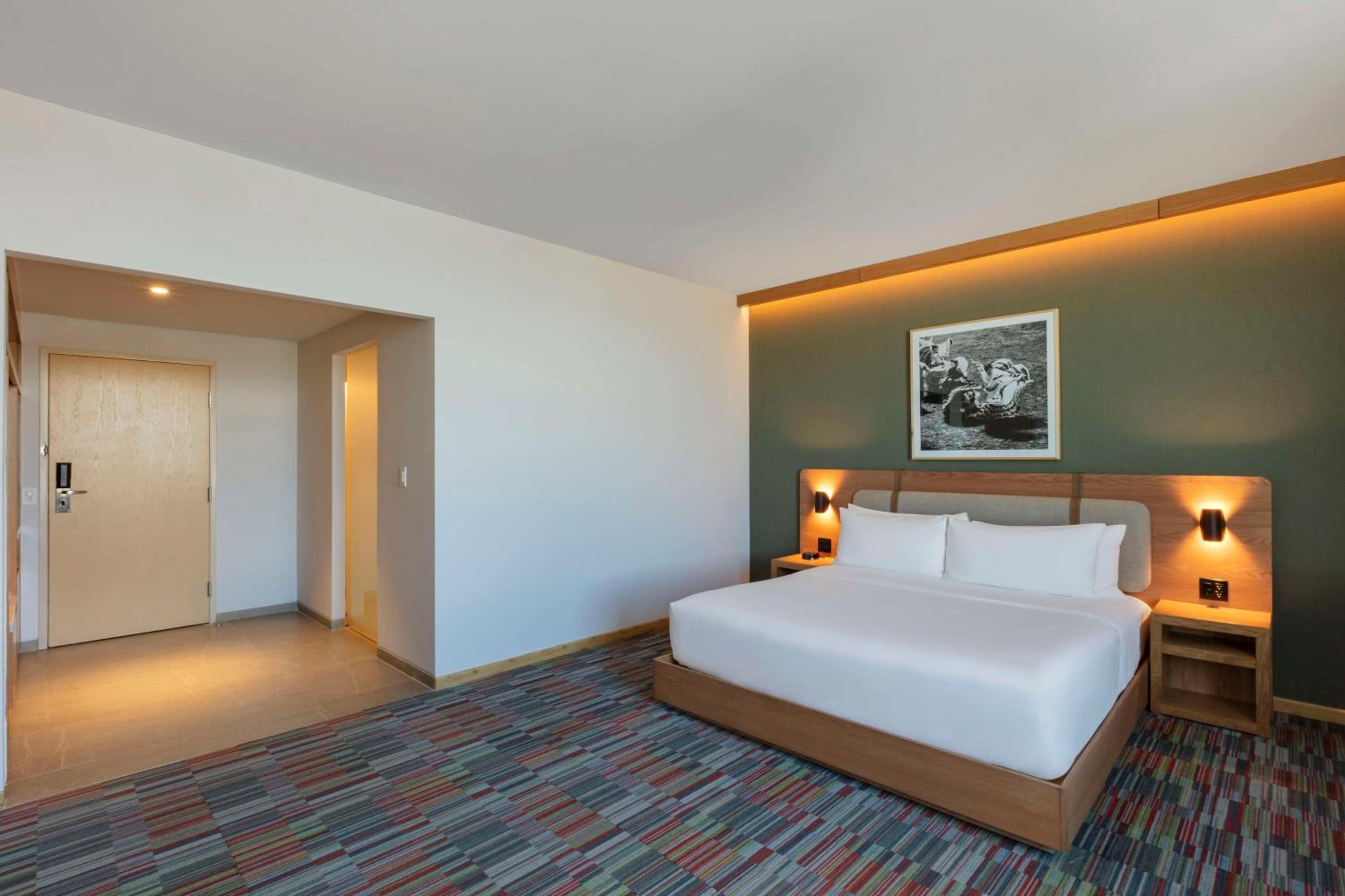 Junior King Suite with Airport View - Photo 3