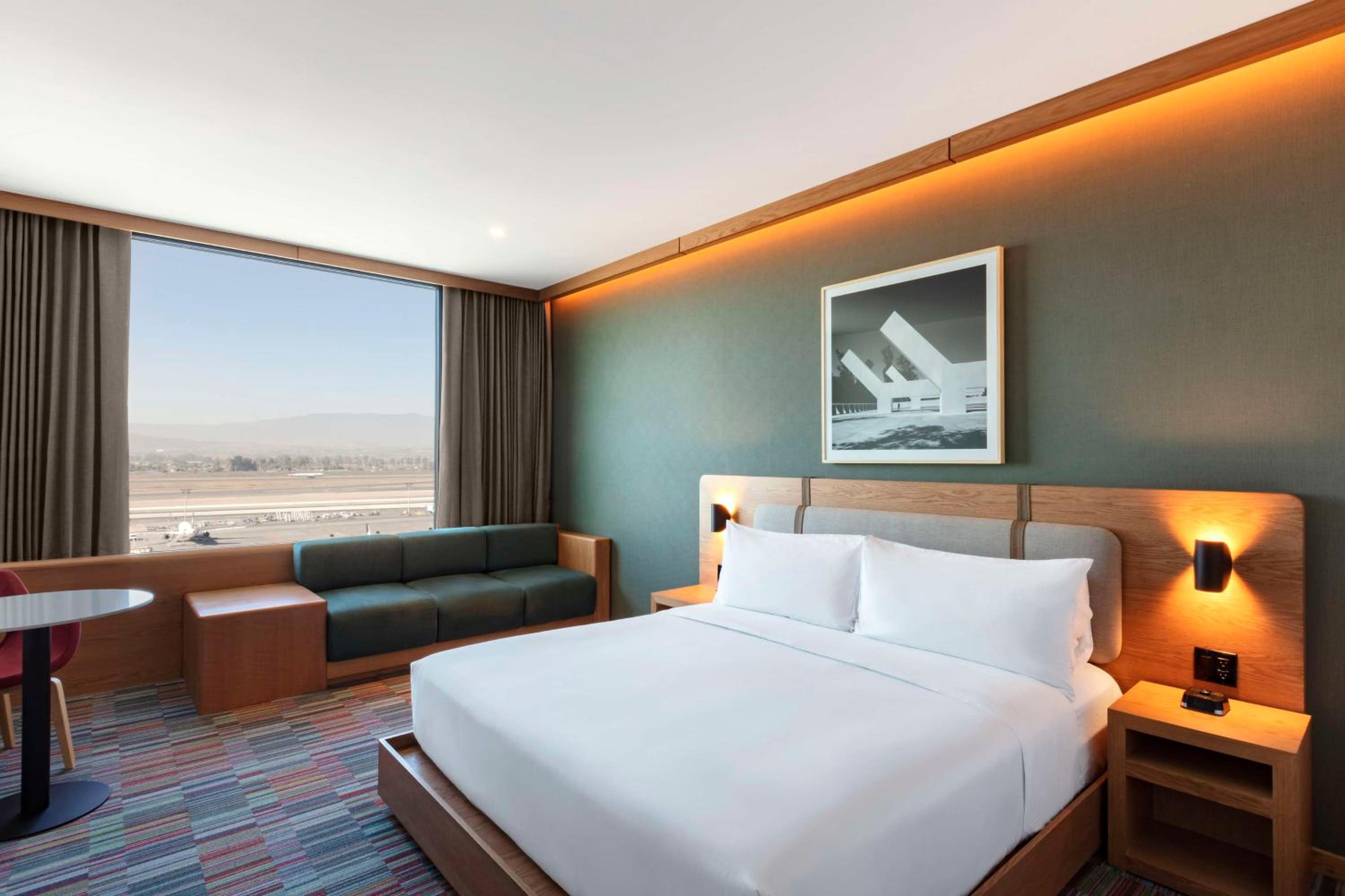 King Room with Airport View - Photo 2