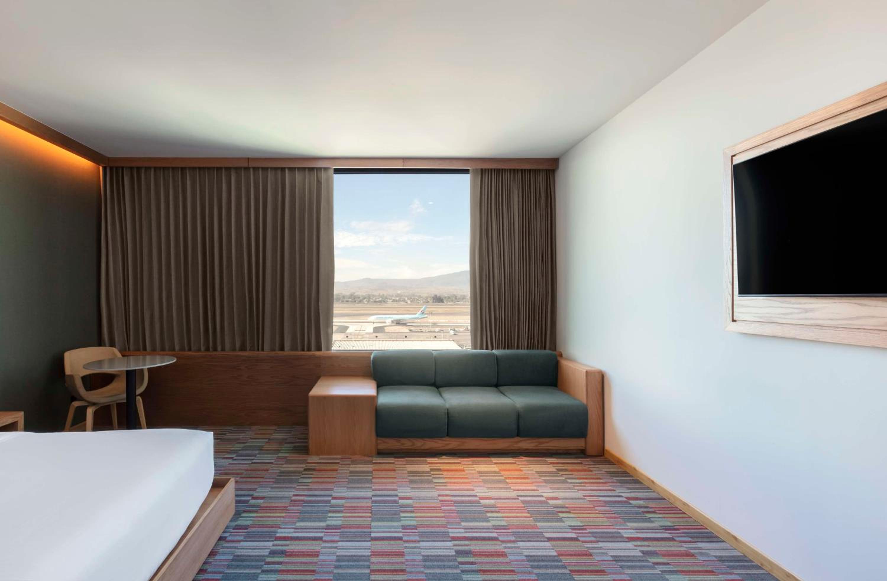 Junior King Suite with Airport View - Photo 4