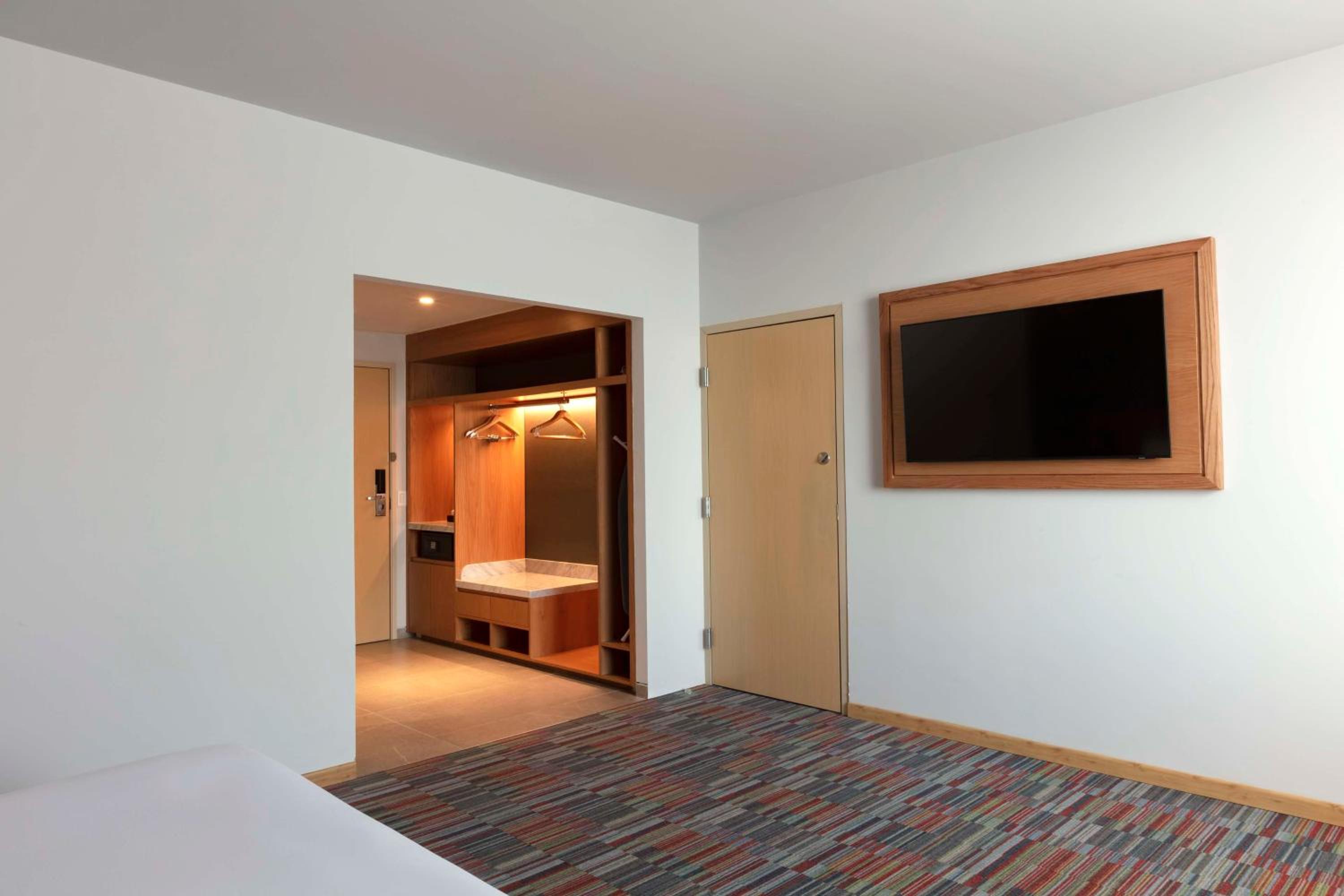 Junior King Suite with Airport View - Photo 5