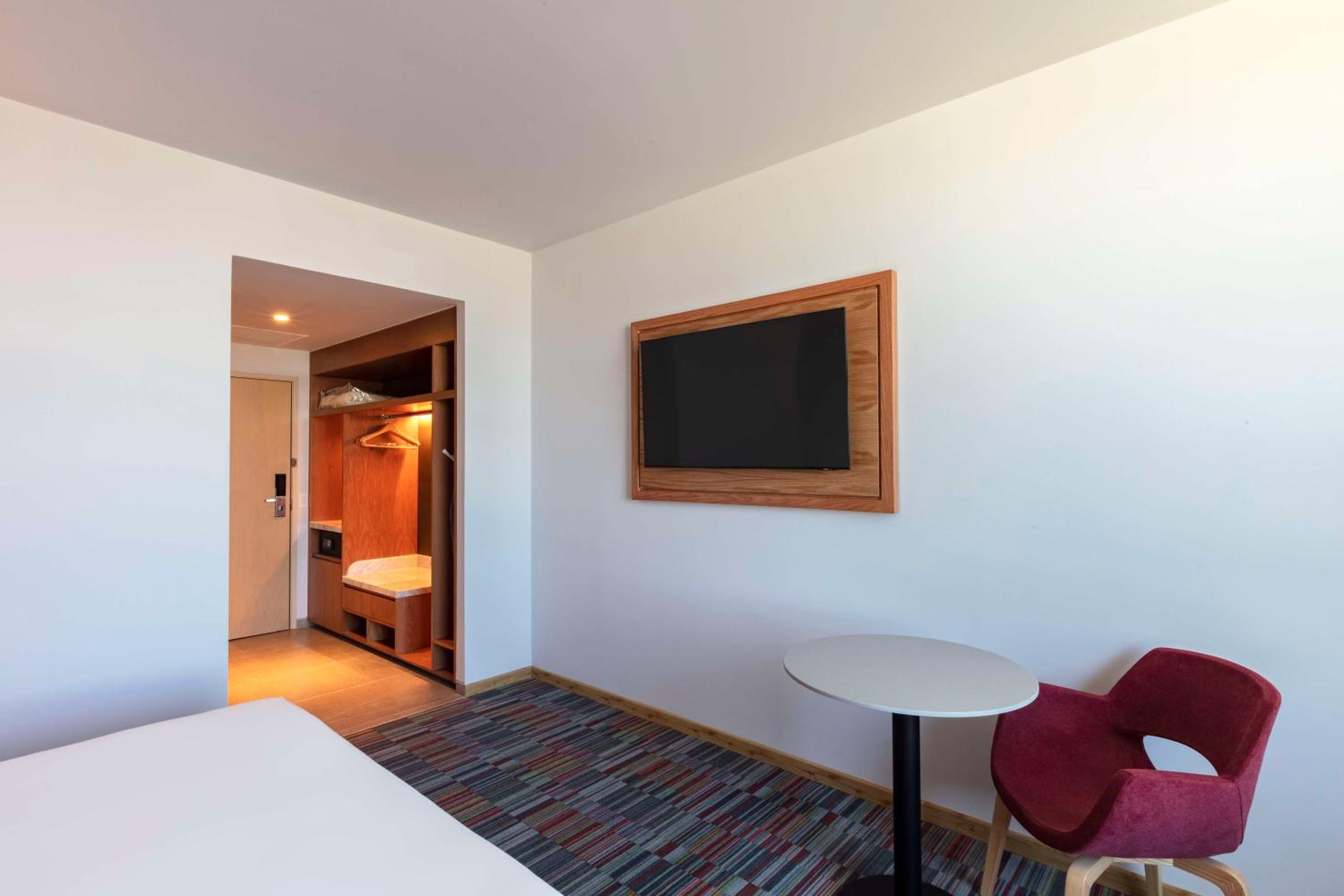 King Room with Airport View - Photo 4