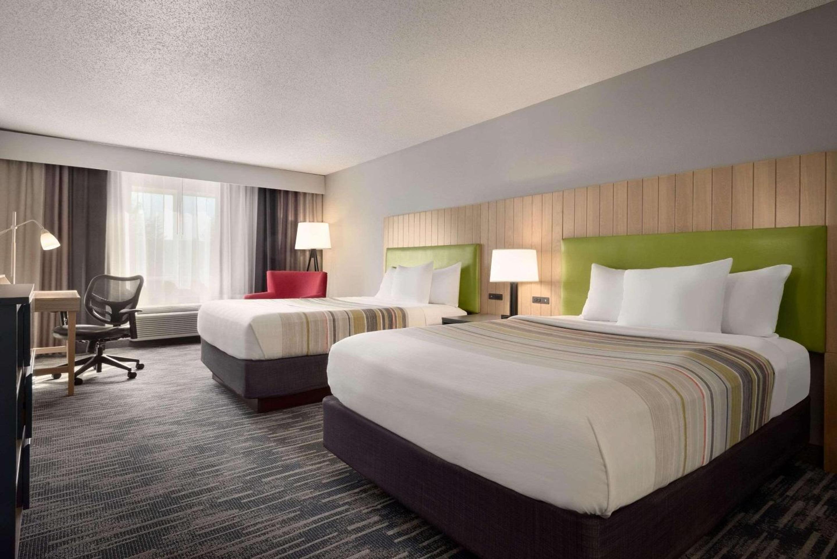 Queen Room with Two Queen Beds - Photo 2