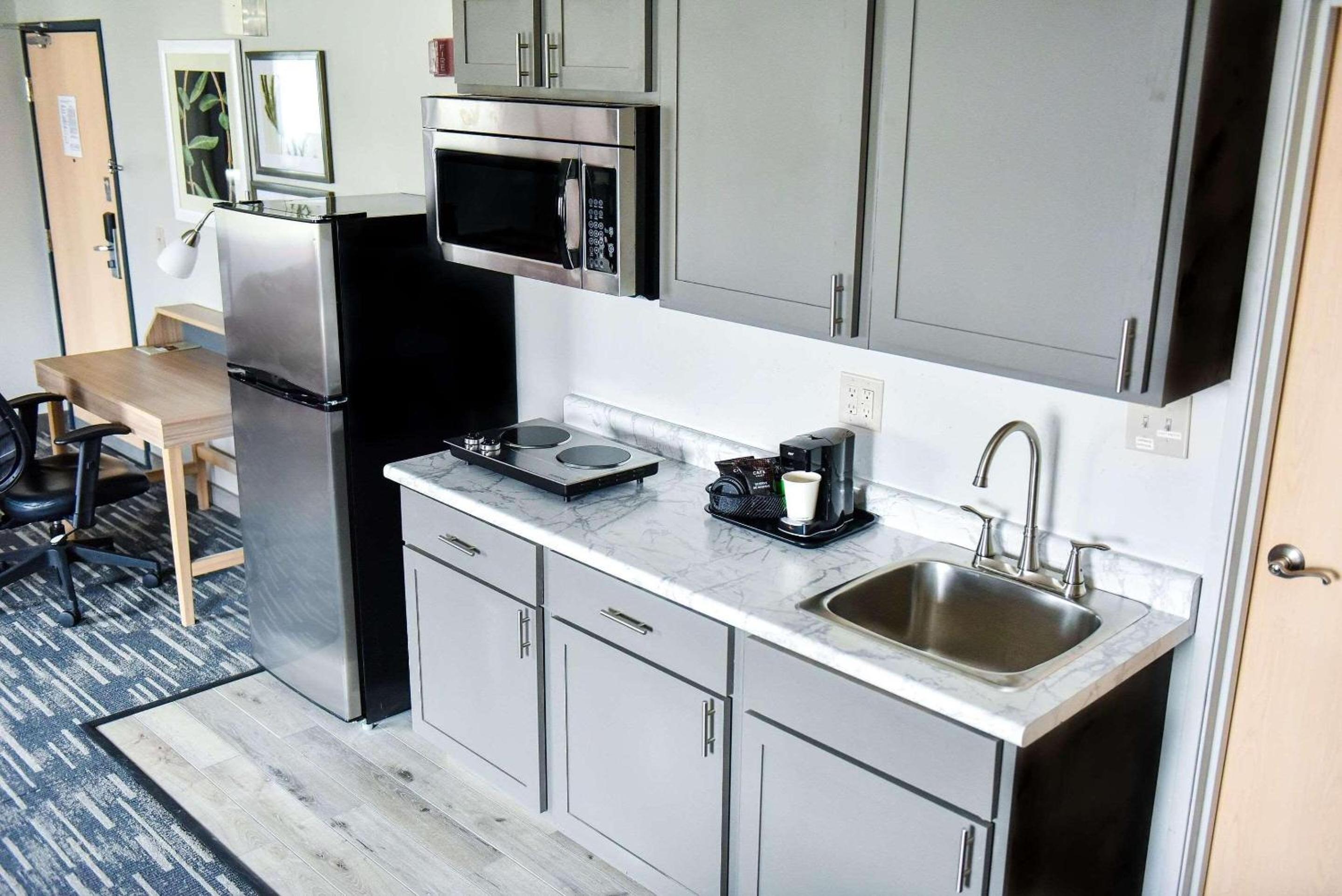 King Studio Suite with Kitchenette - Non-Smoking - Photo 6