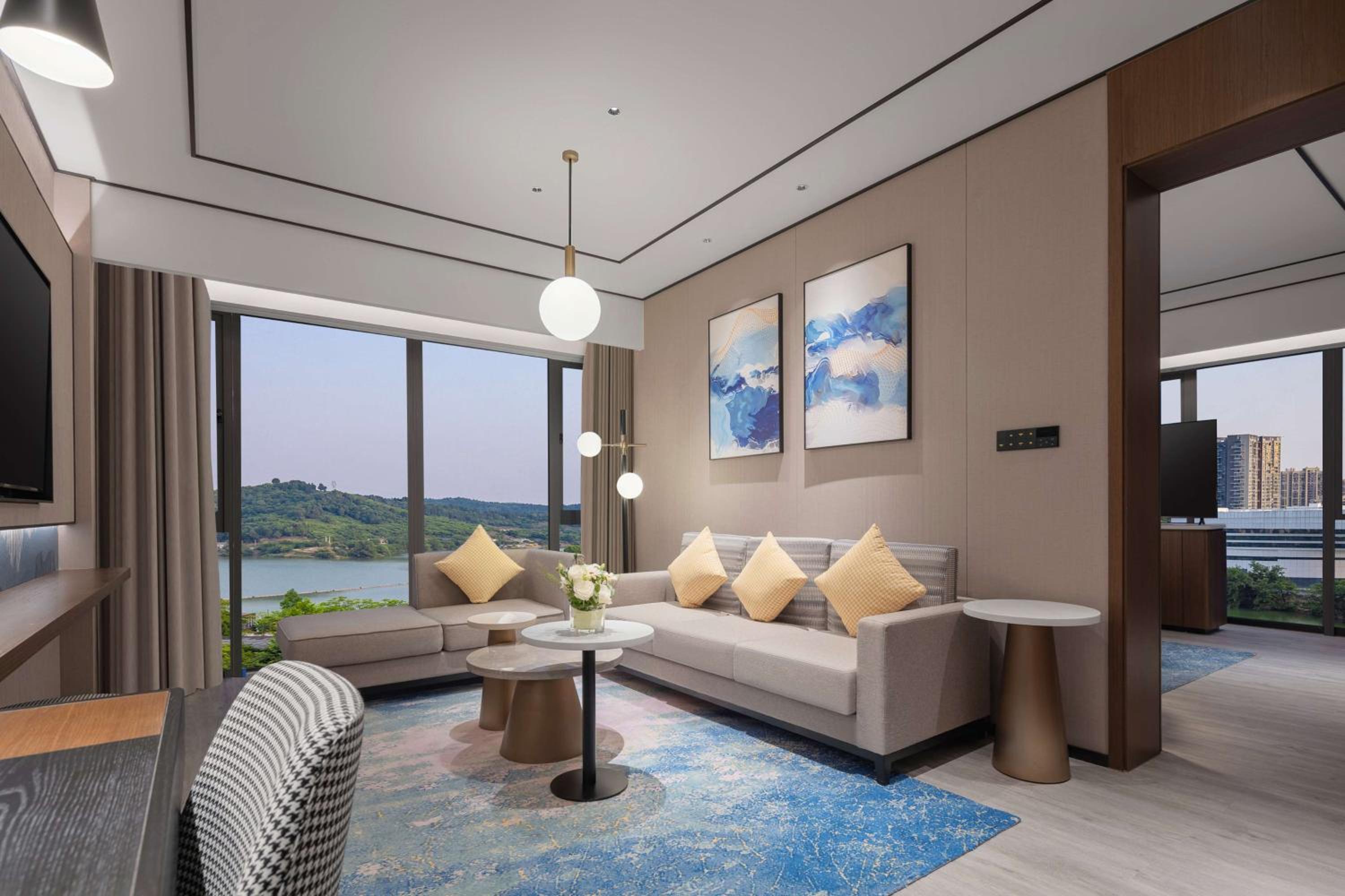 Deluxe King Suite with Lake View
