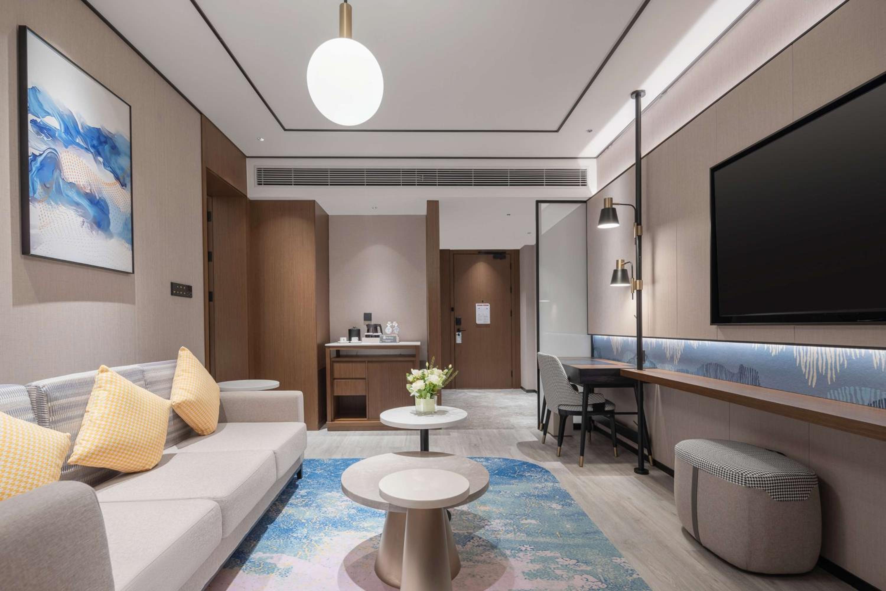 Deluxe King Suite with Lake View photo 3