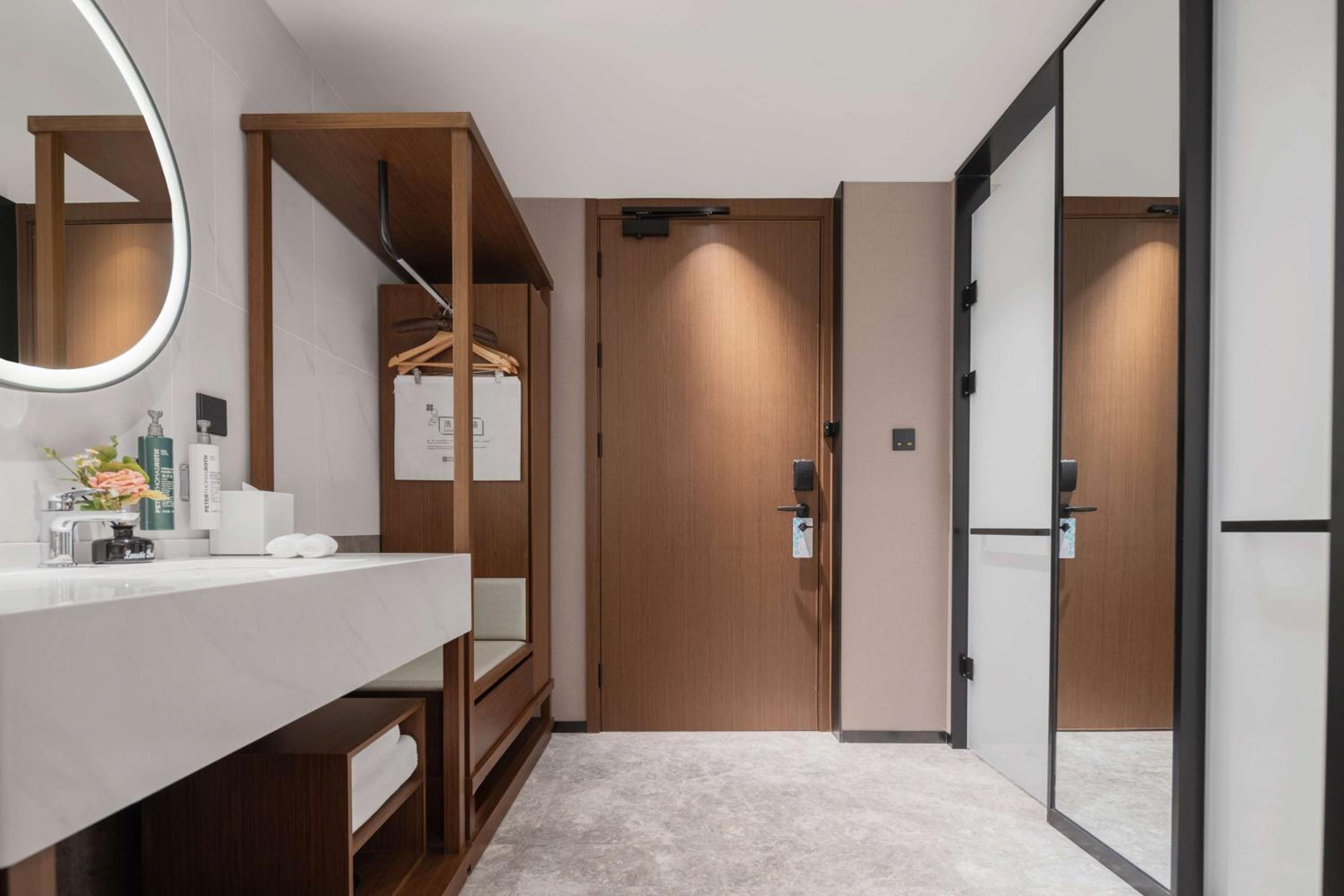 Twin Guest Room with Lake View photo 3