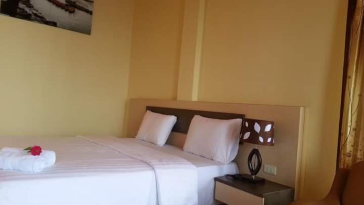 Deluxe Double Room with Lake View - Photo 8