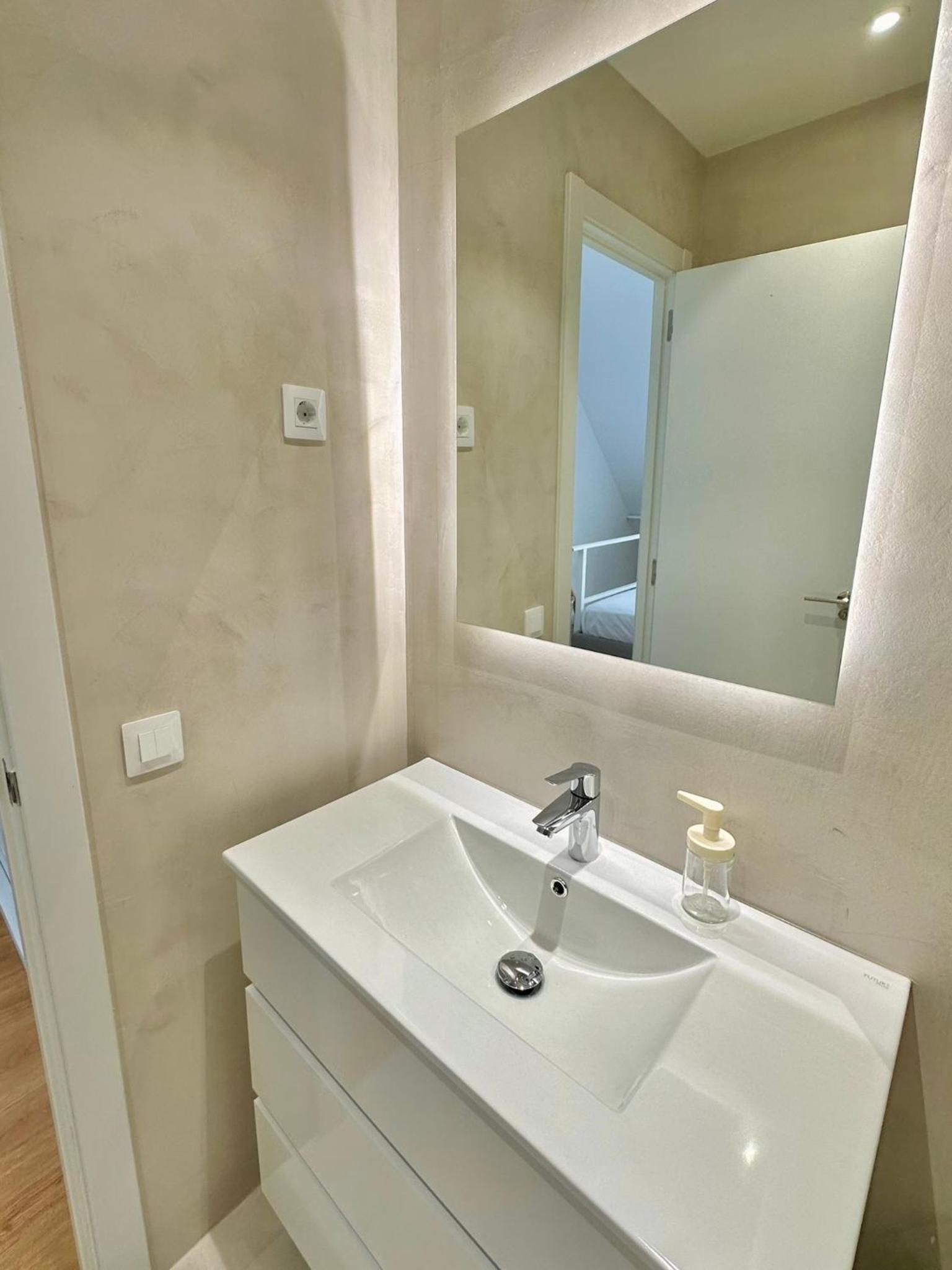 Deluxe One-Bedroom Apartment with City View photo 2