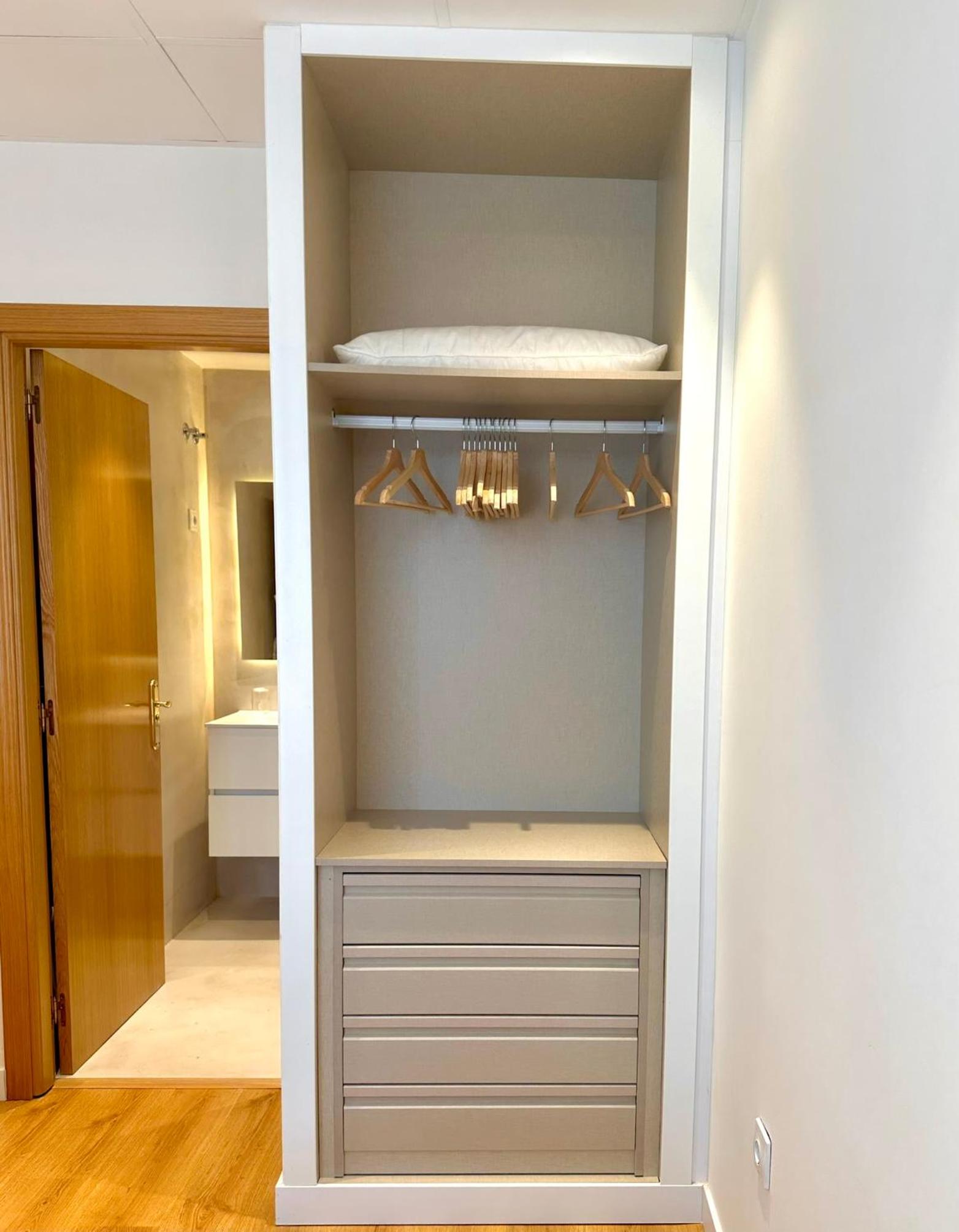 Deluxe One-Bedroom Apartment with City View photo 3