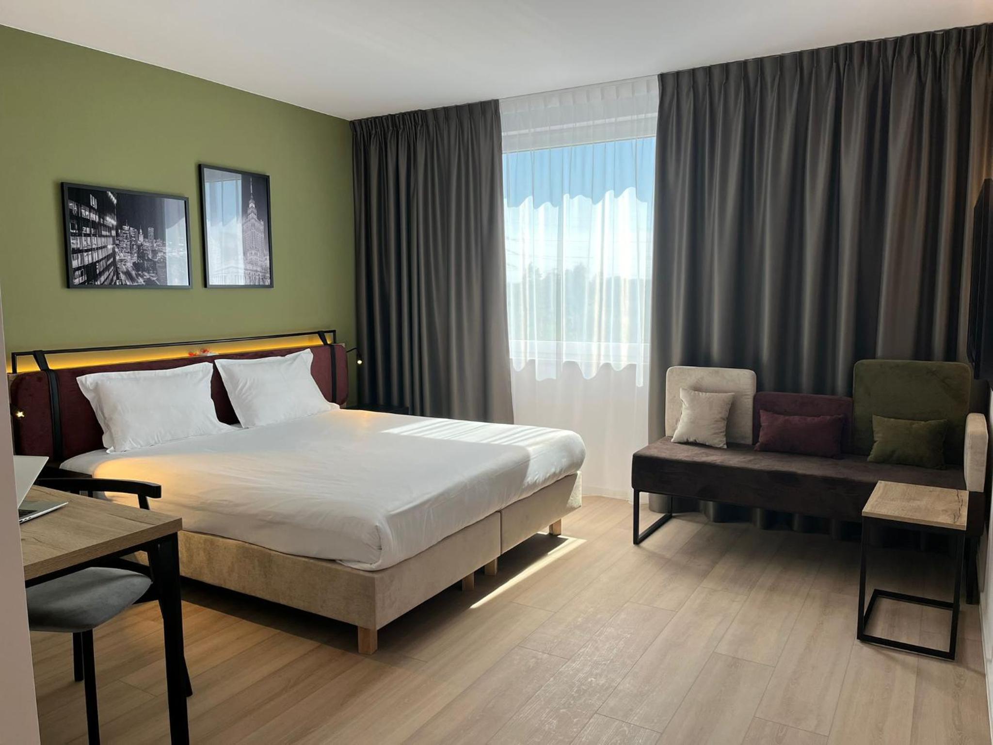 Standard King Room - Photo 13