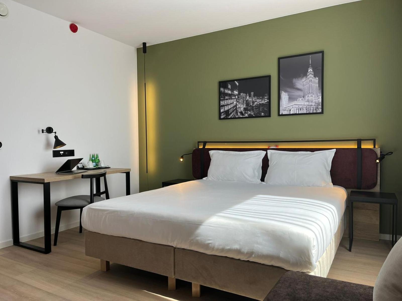 Standard King Room - Photo 14