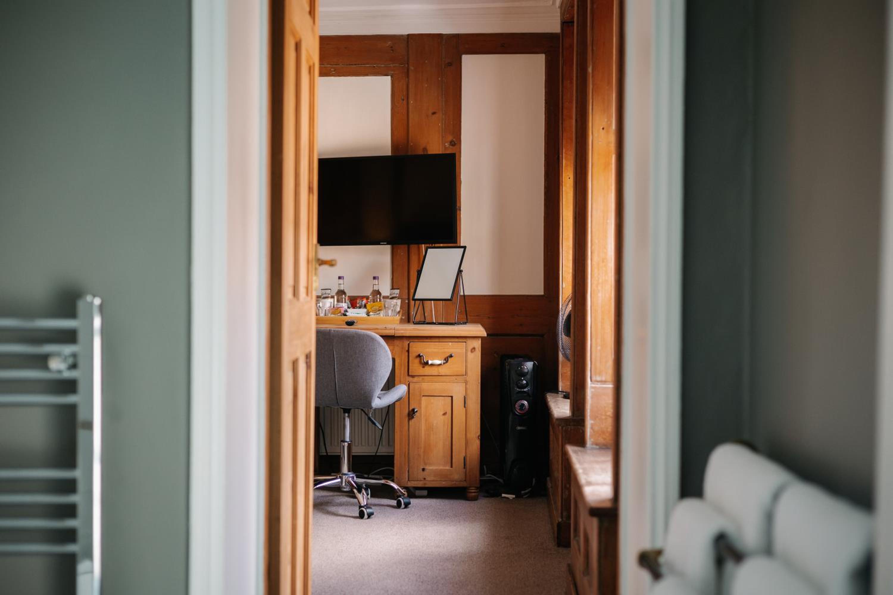 Deluxe King Room - Photo 5