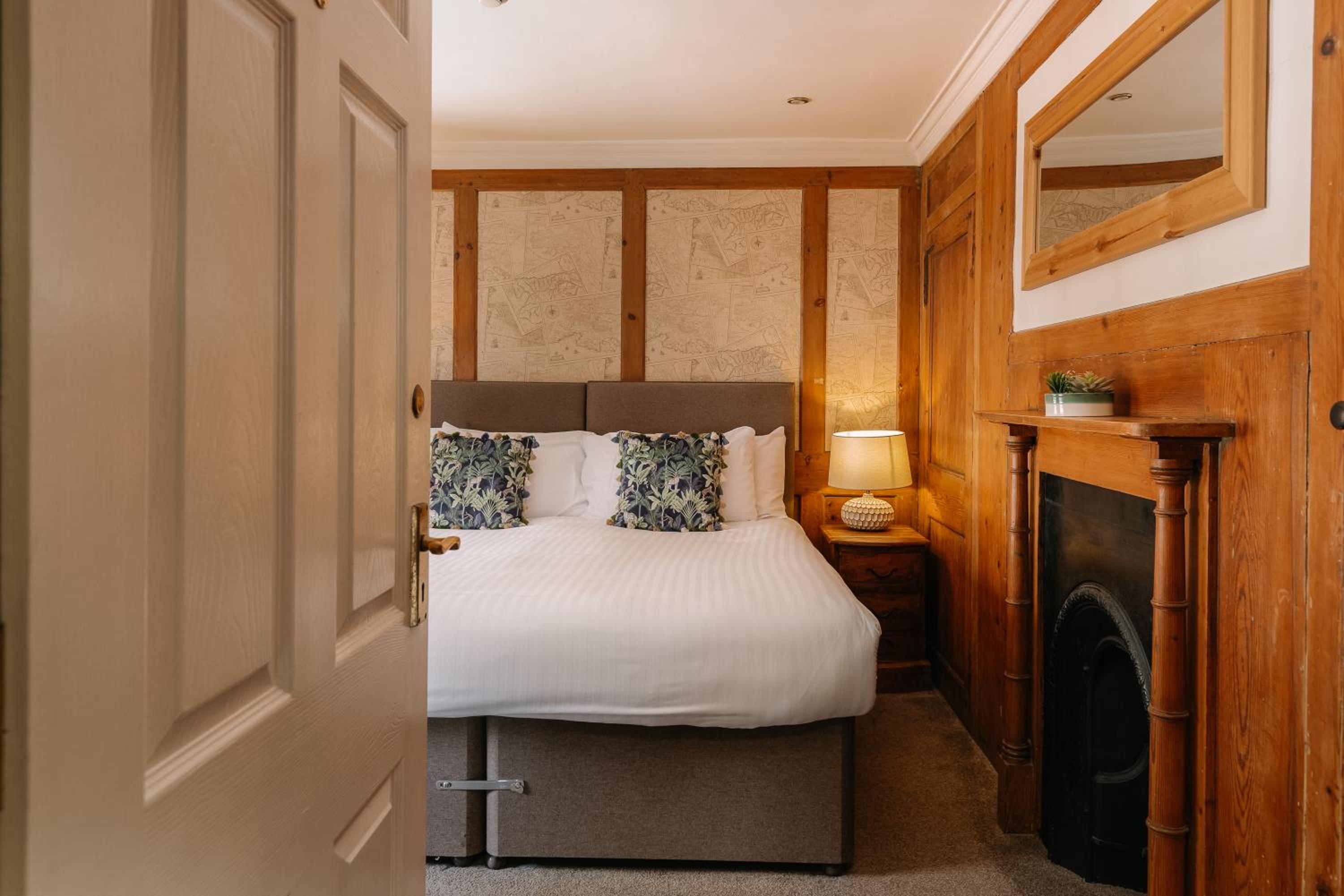 Deluxe King Room - Photo 2