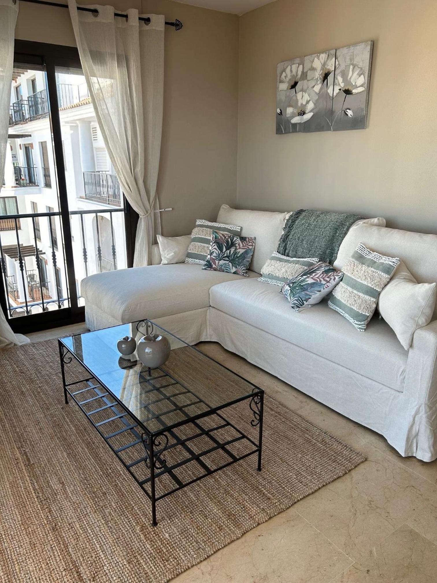 Apartamento de dos habitaciones con balcón y vista al mar