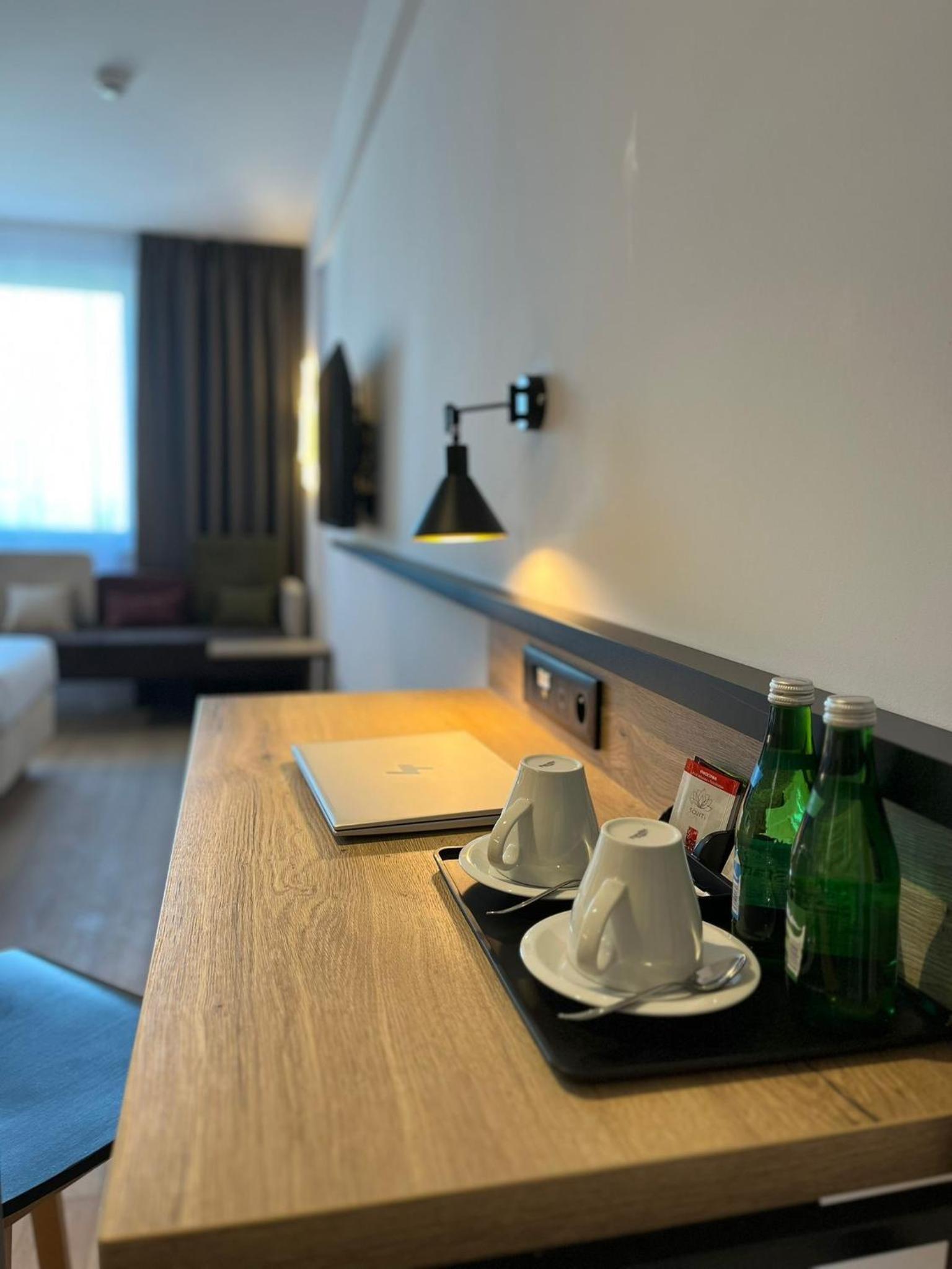 Standard King Room - Photo 15