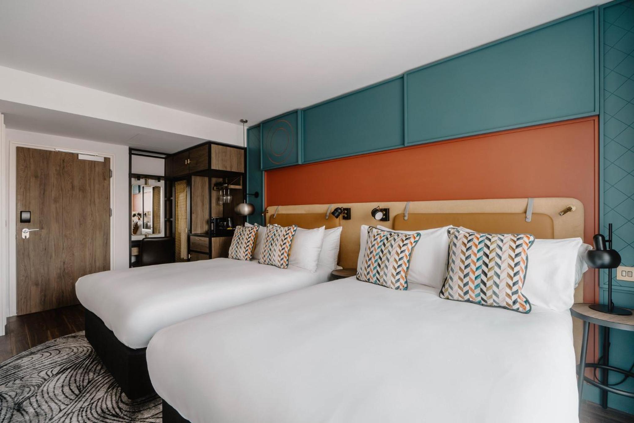 Premium Queen Room with Two Queen Beds, Balcony and City View - Top Floor - Photo 3