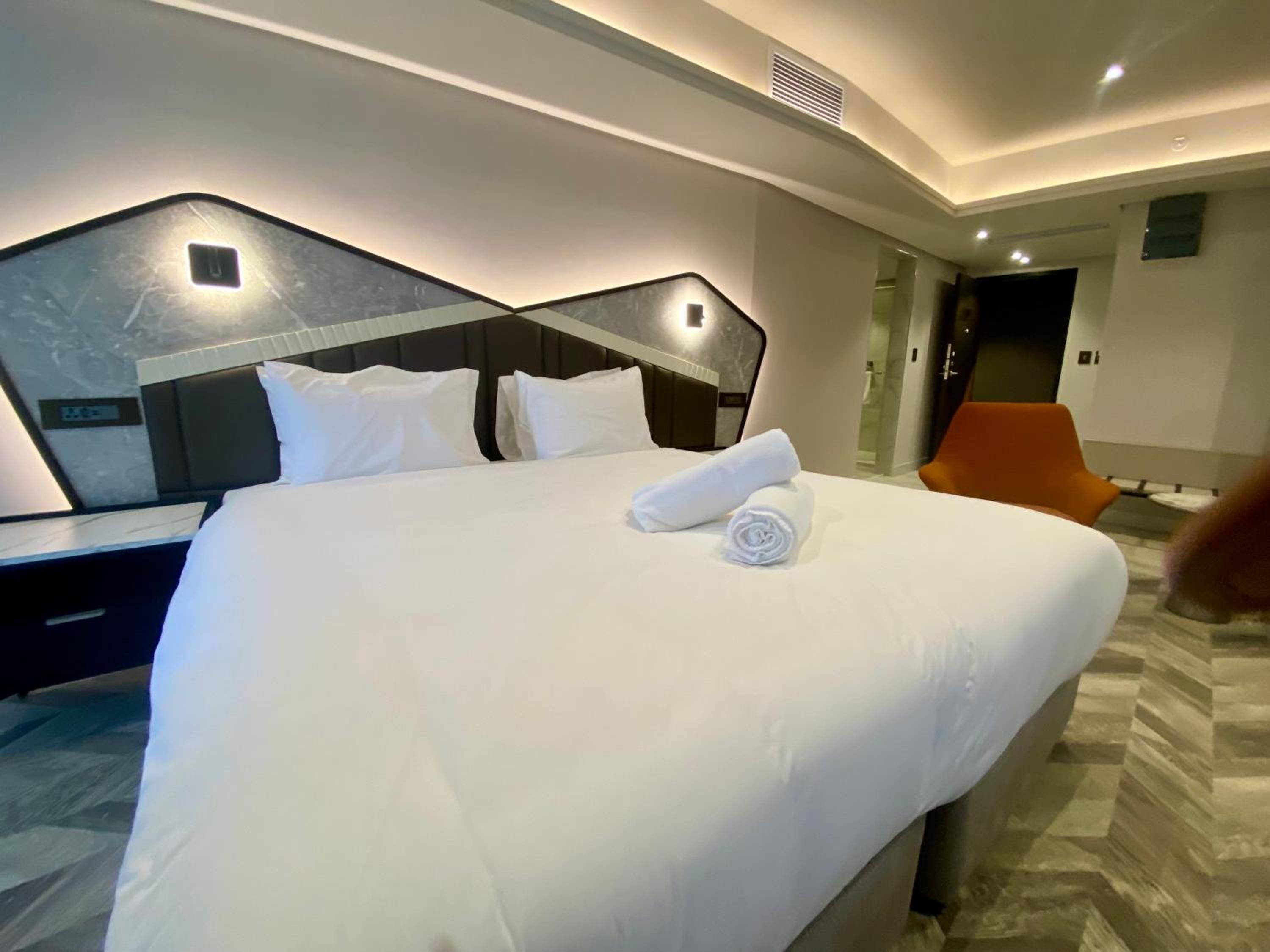 Deluxe Double or Twin Room with Balcony - Photo 18