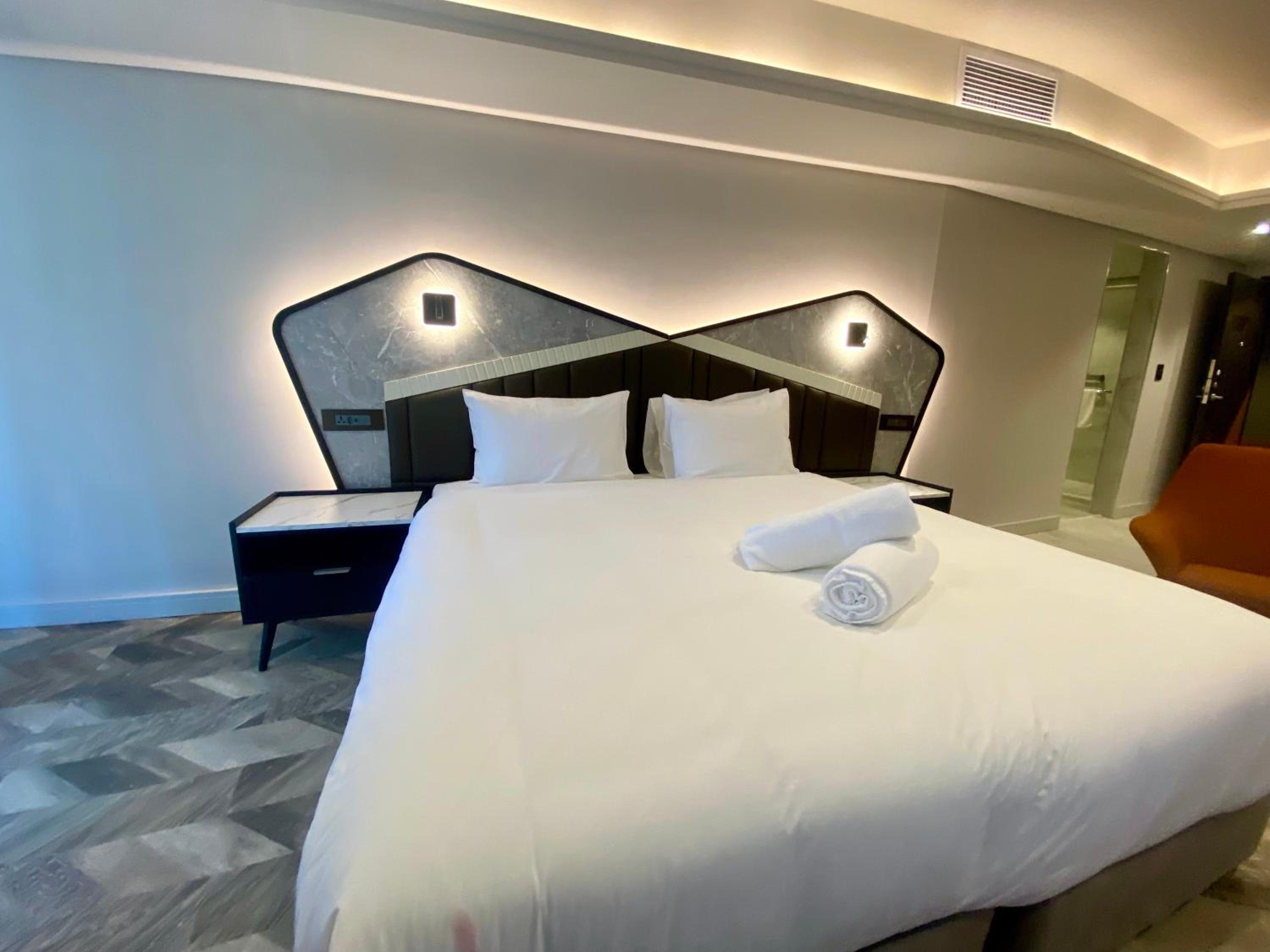 Deluxe Double or Twin Room with Balcony - Photo 15