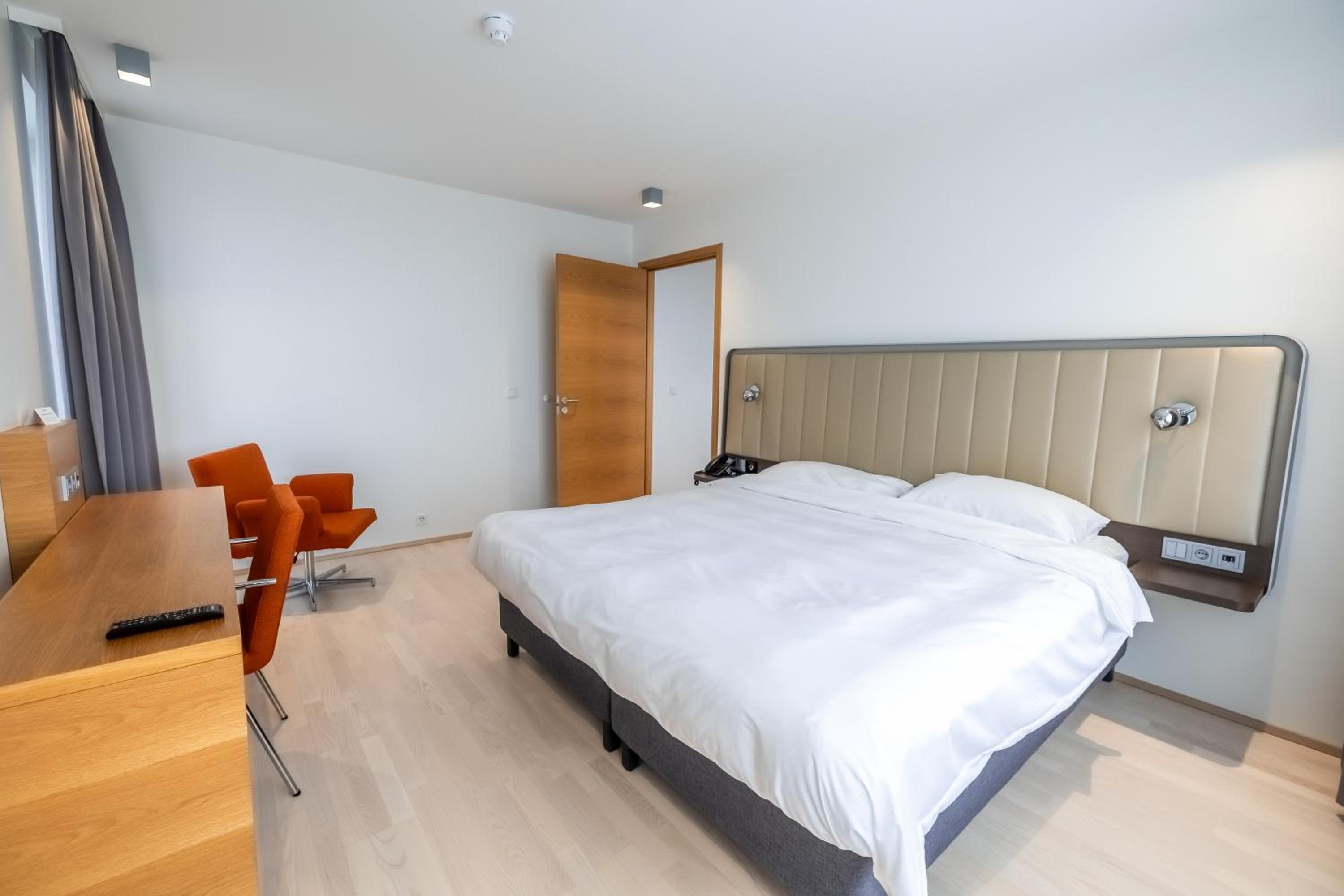 Guest Room - Photo 12