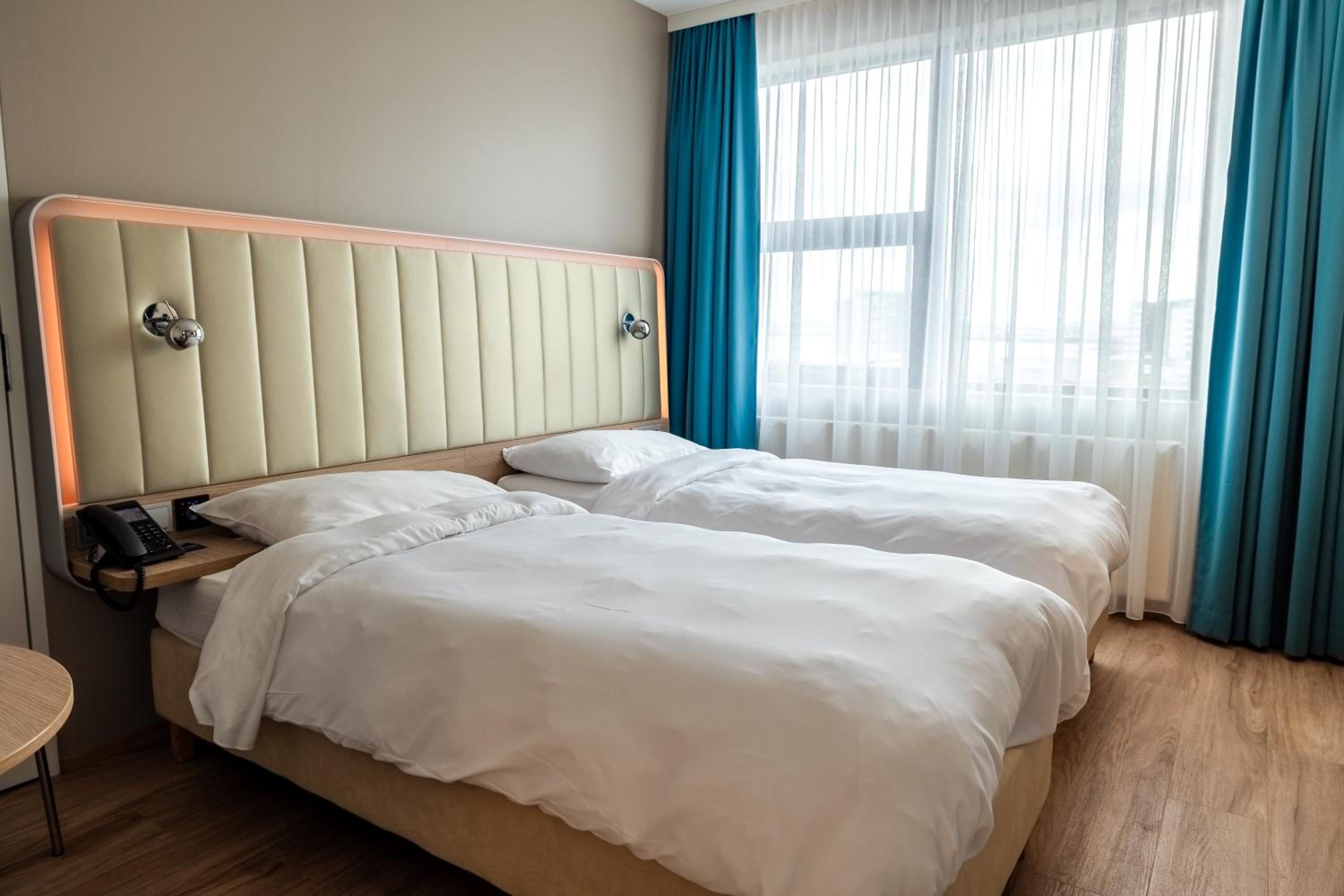 Guest Room - Photo 16