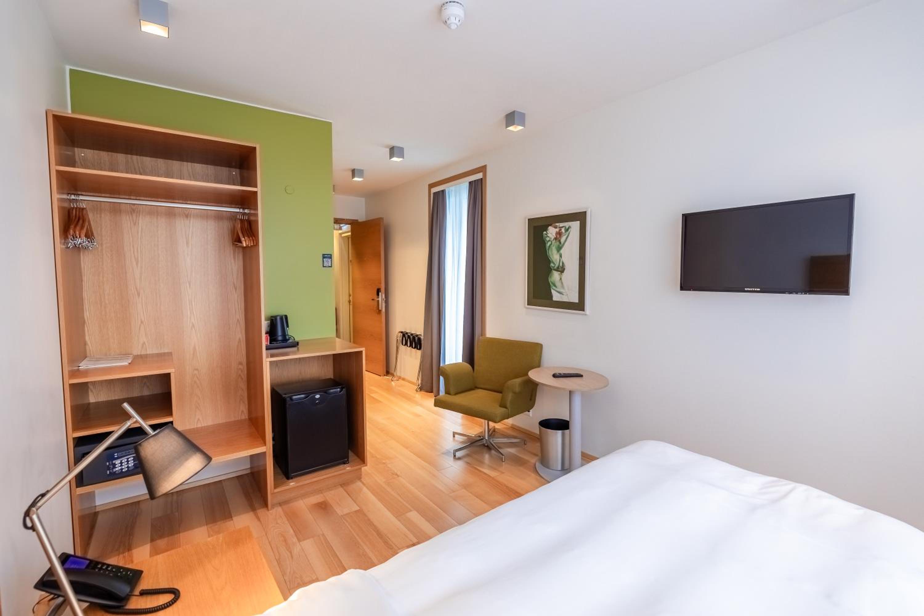 Guest Room - Photo 10