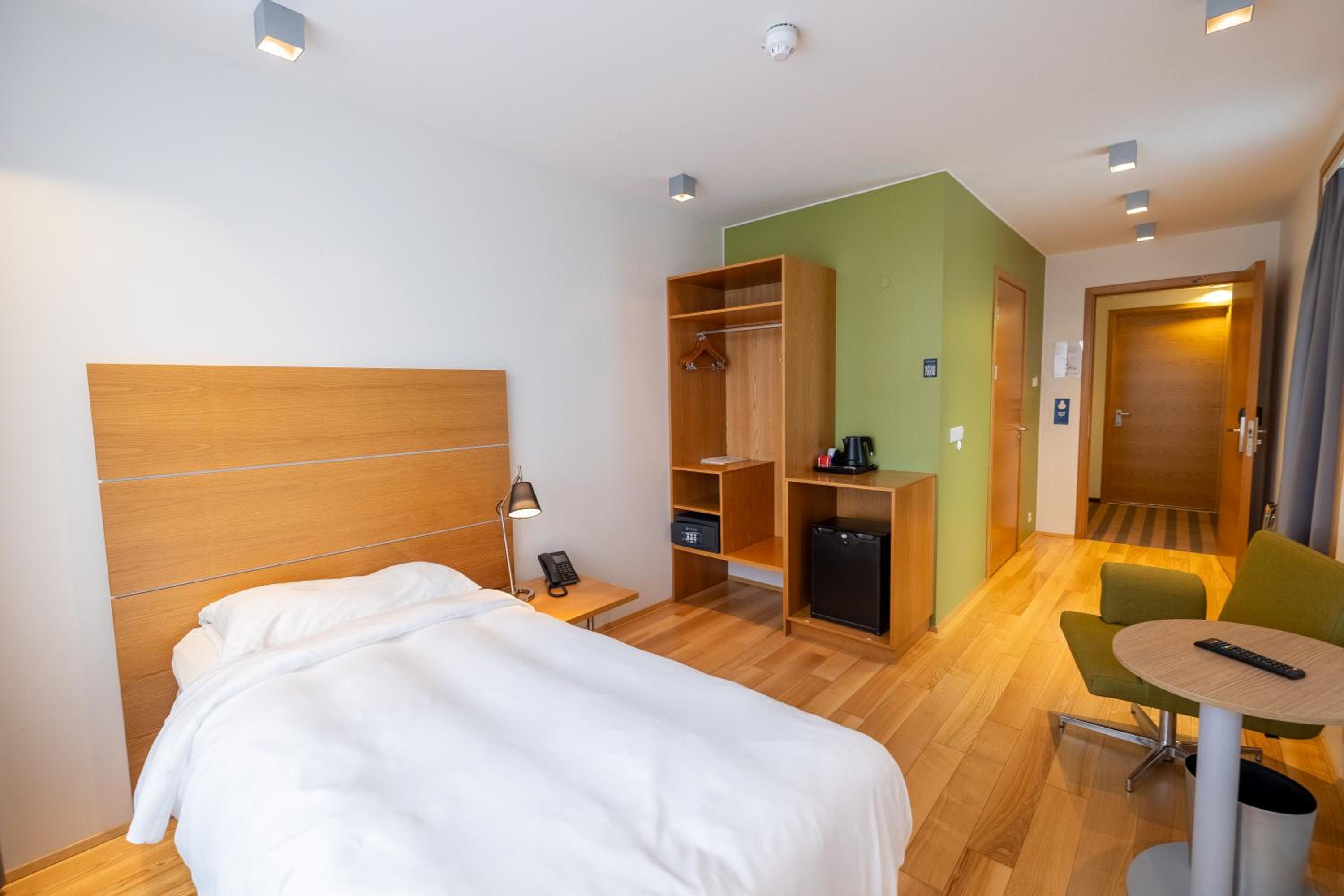 Guest Room - Photo 9