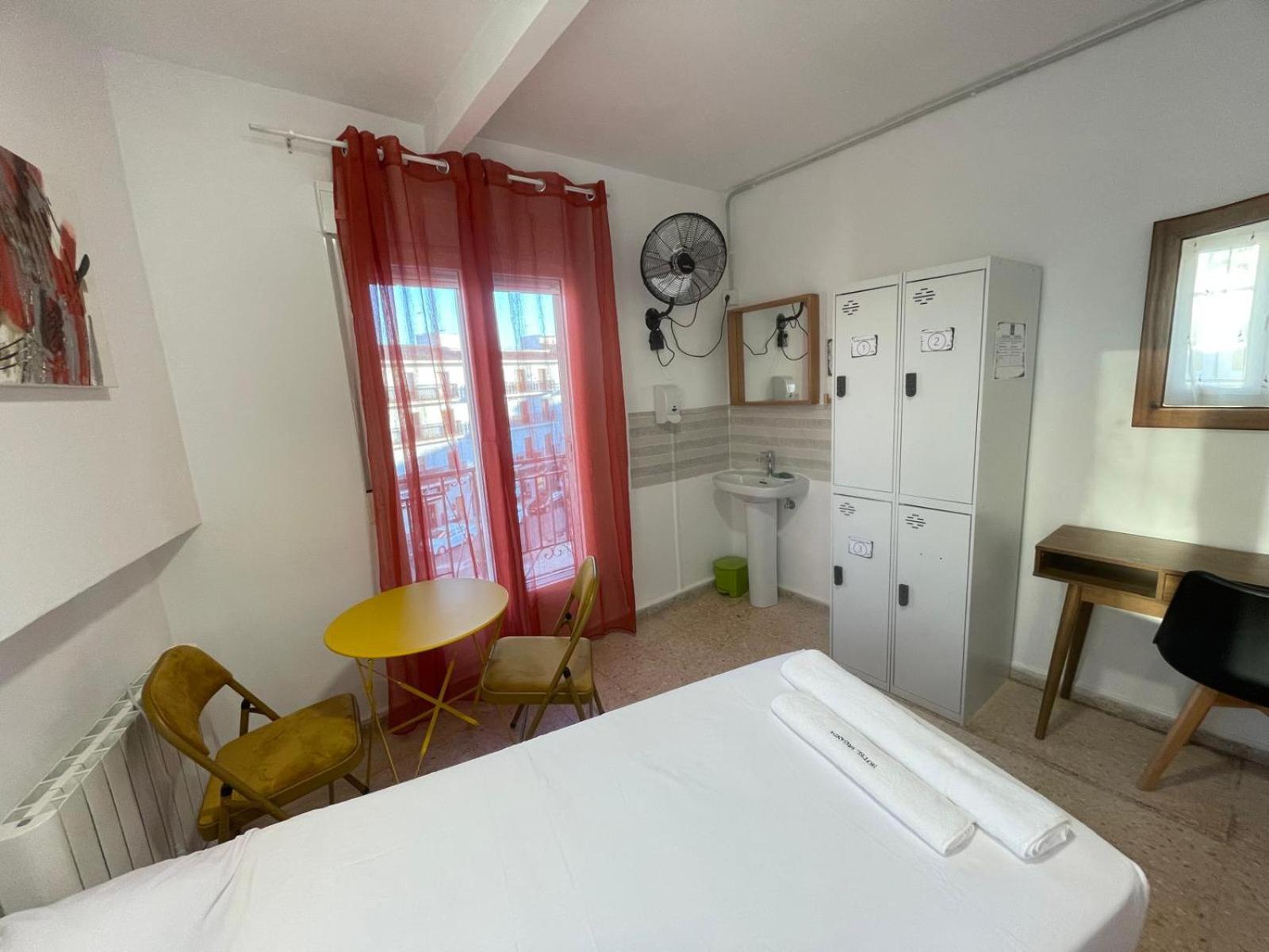 Habitación Triple con Baño Compartido