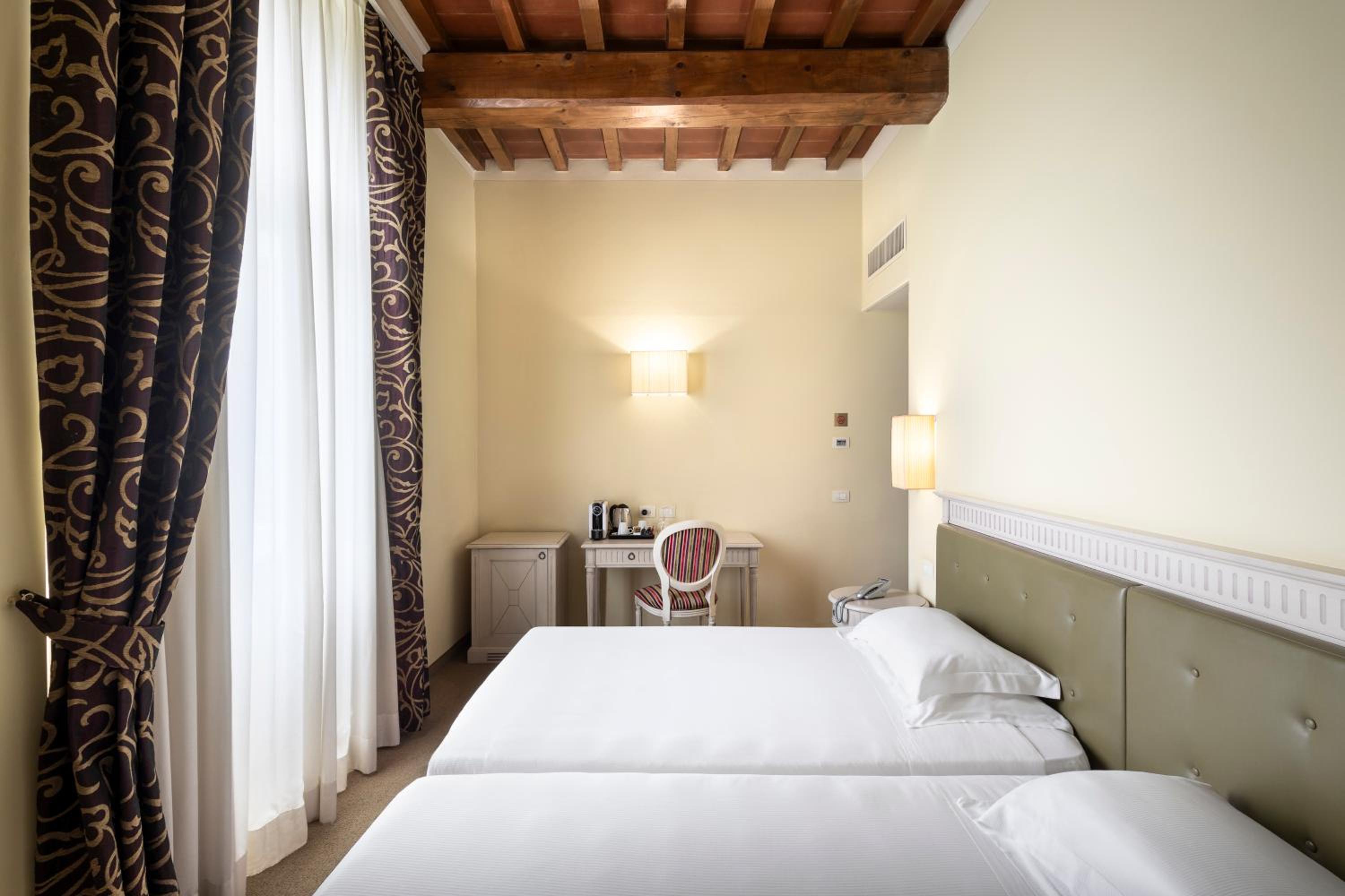 Standard Double Room - Photo 4