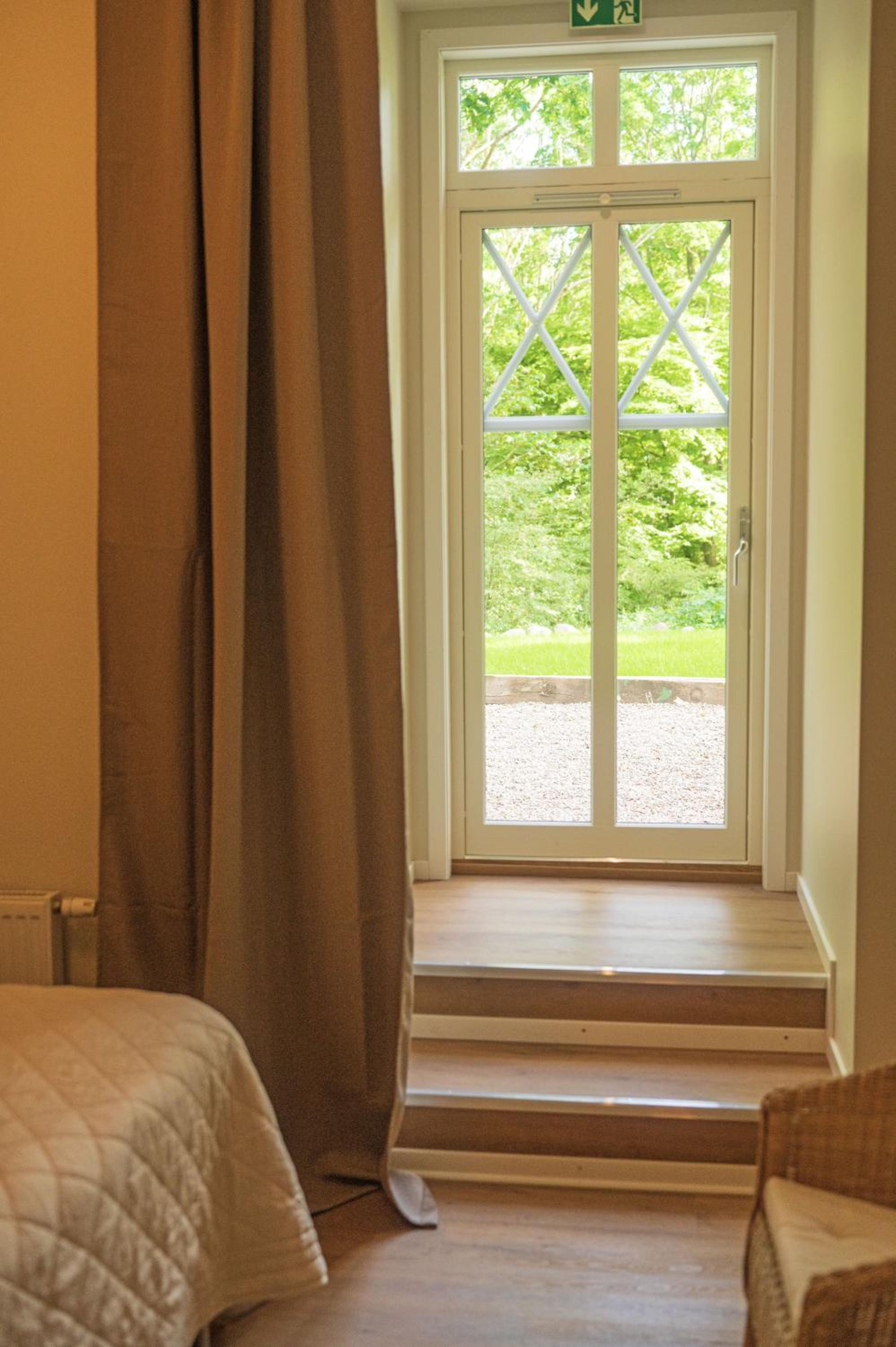 Deluxe Double Room with Side Sea View