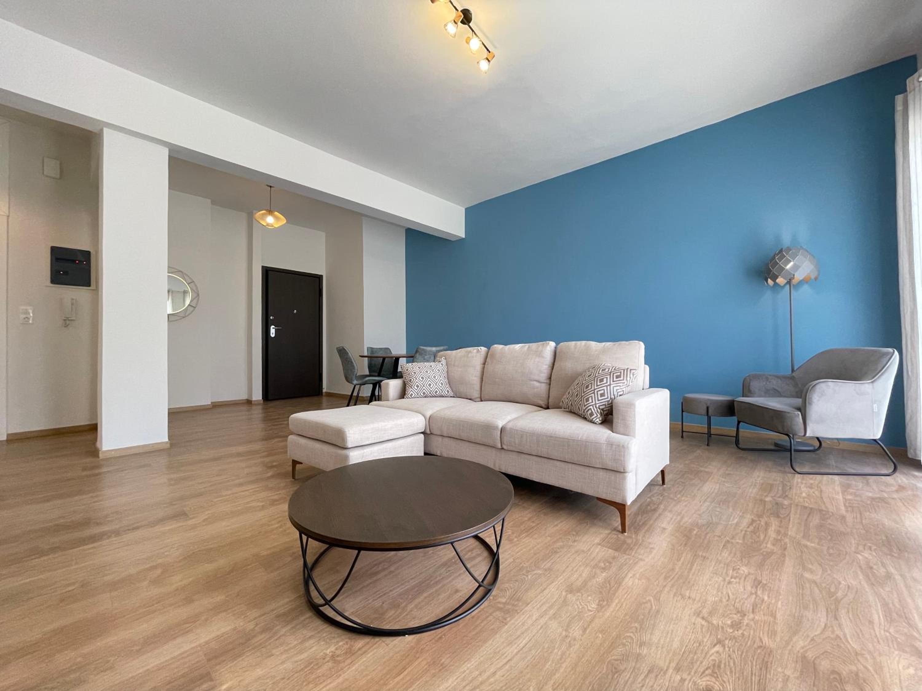Deluxe One-Bedroom Apartment