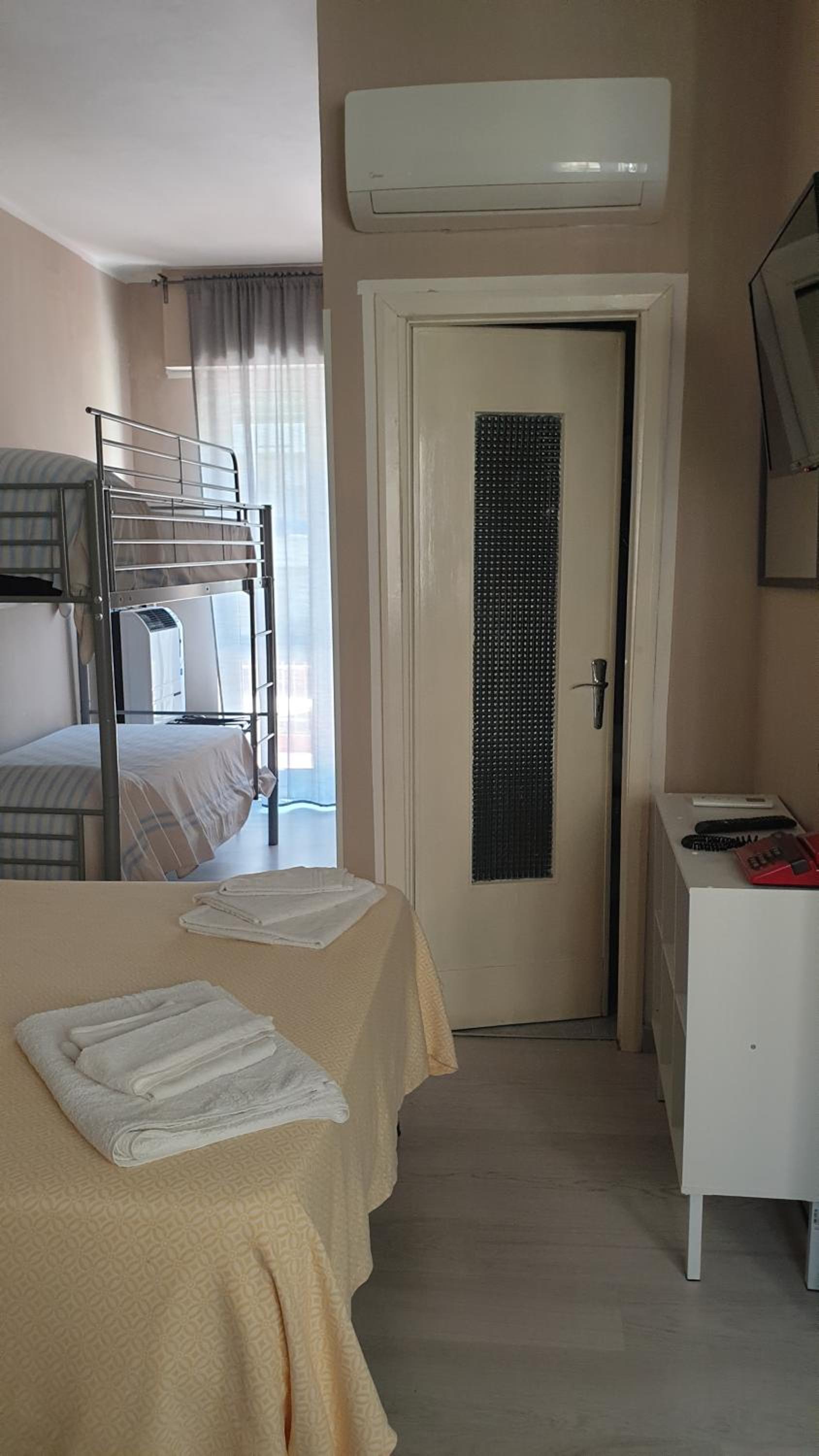 Quadruple Room with Terrace - Photo 22