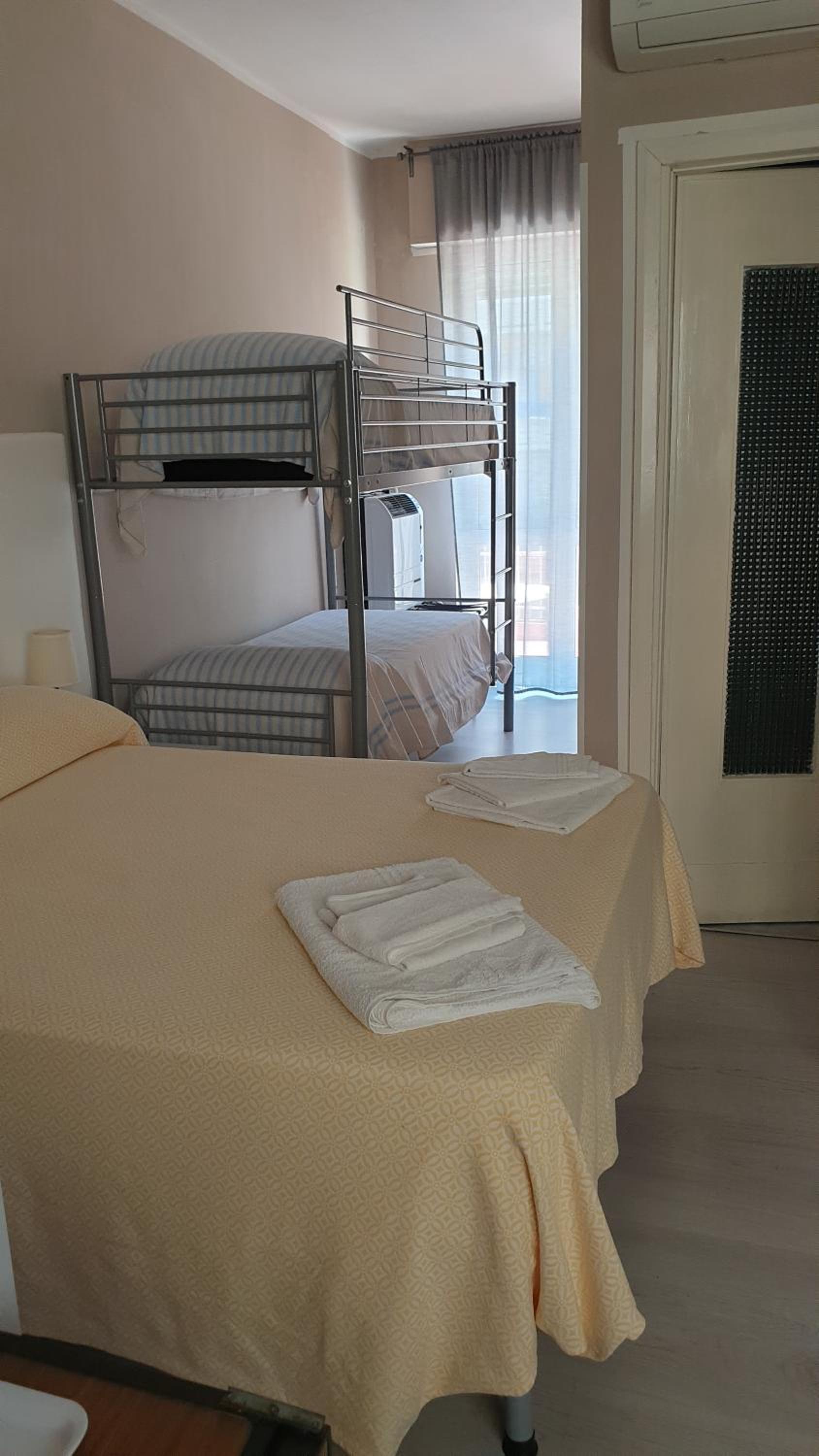 Quadruple Room with Terrace - Photo 21