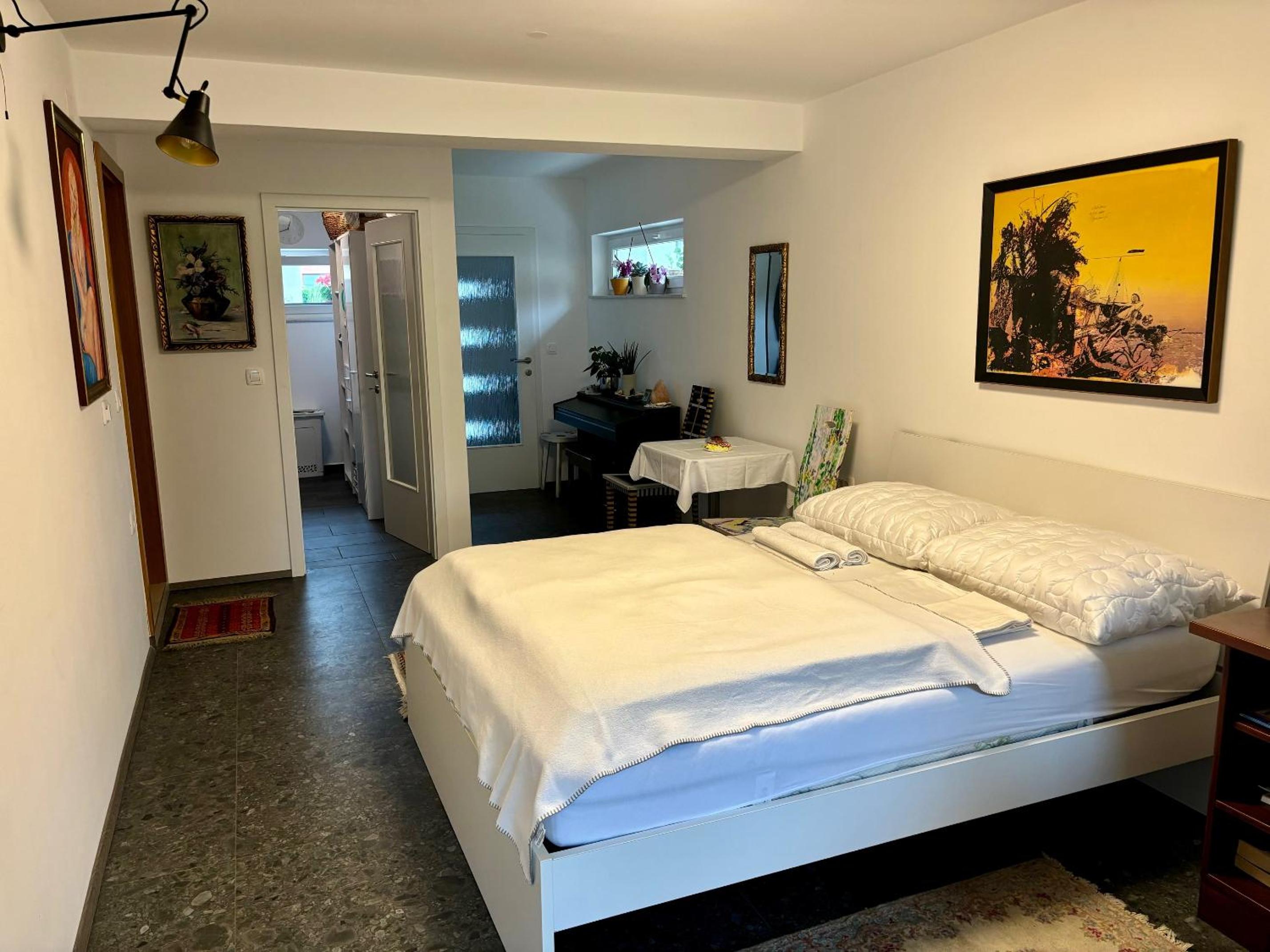 One-Bedroom Apartment photo 1