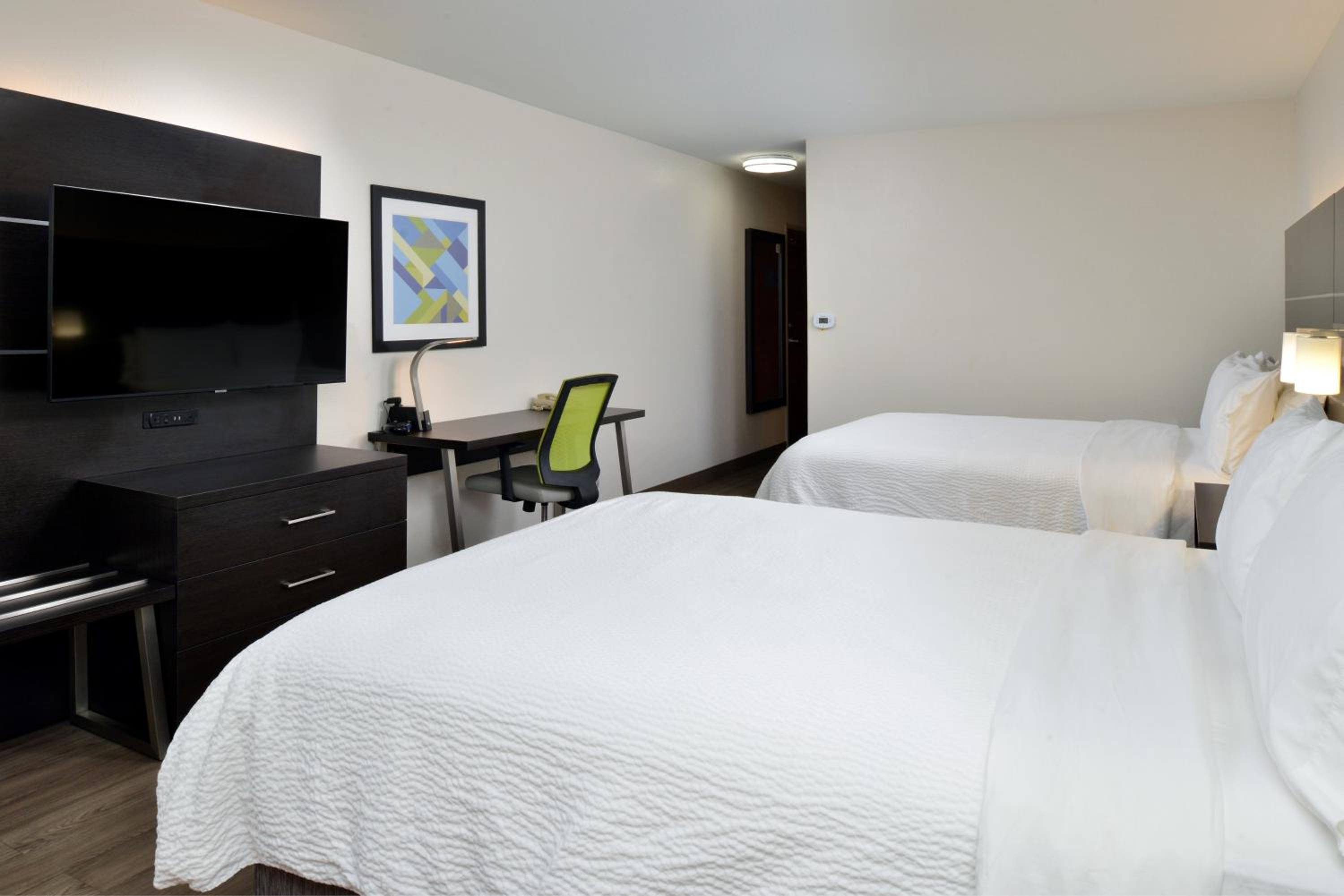 Standard Room with Two Queen Beds - Photo 3