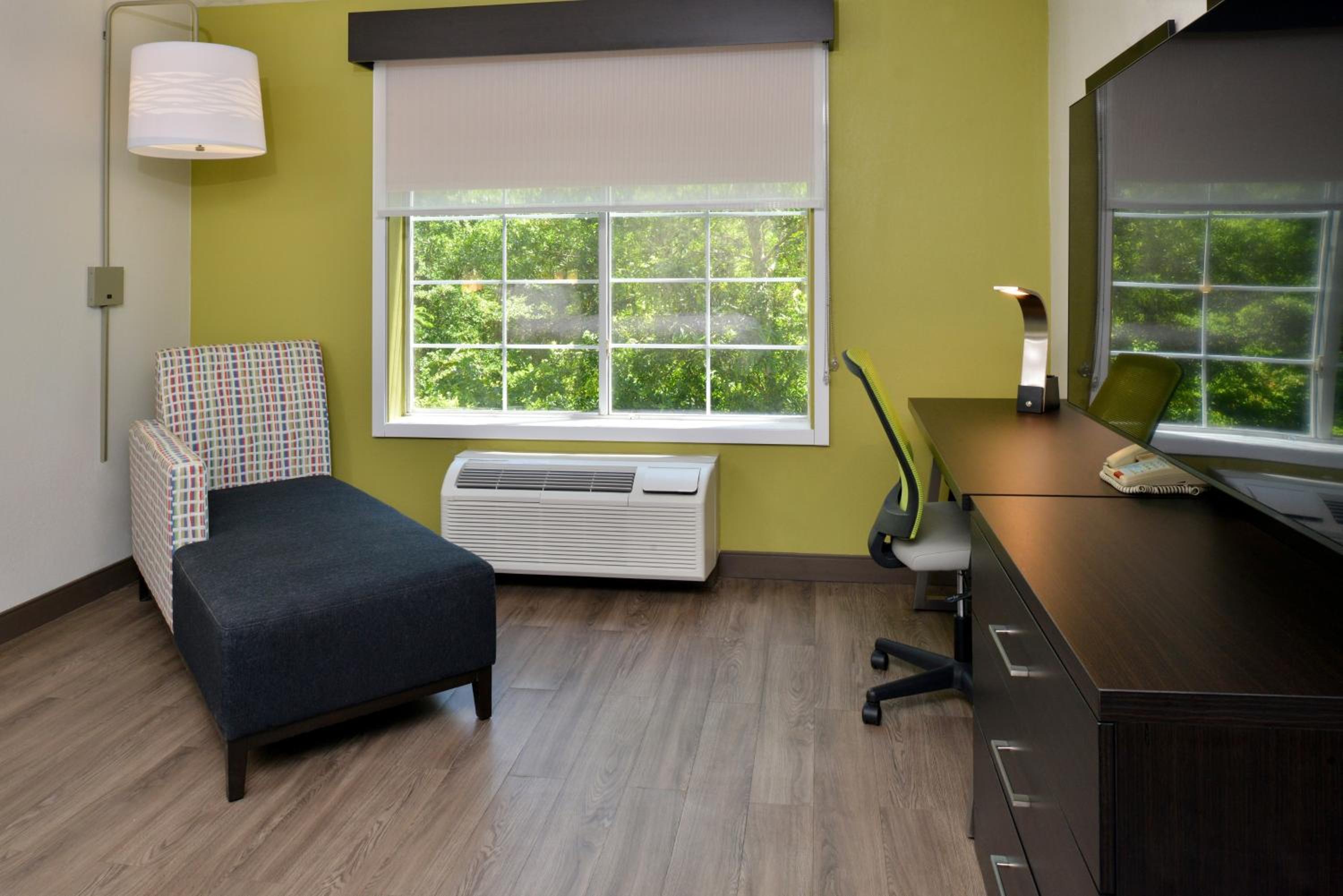 Standard King Room with Mobility Accessible Tub - Photo 2