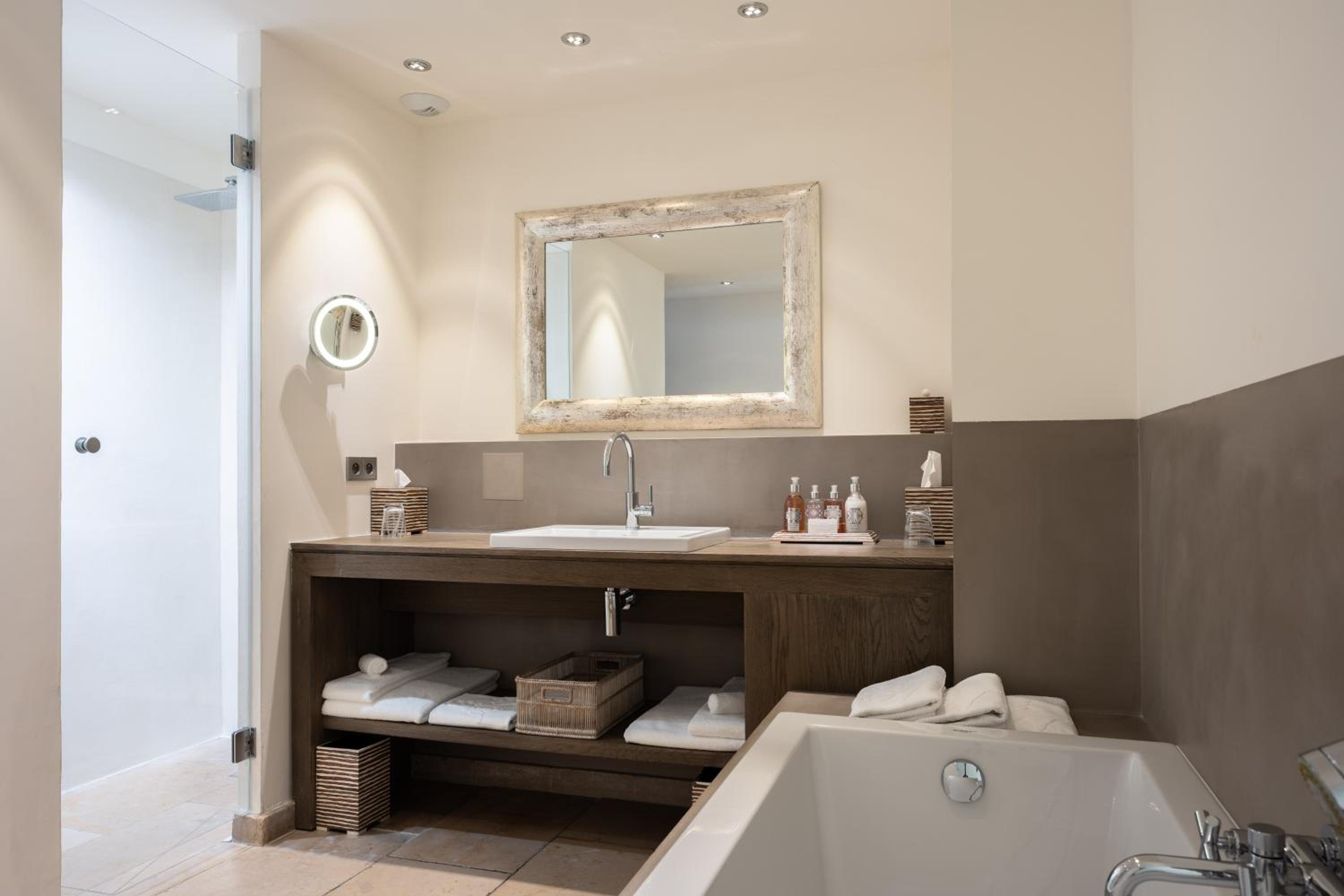 Charm Double Room - Photo 7