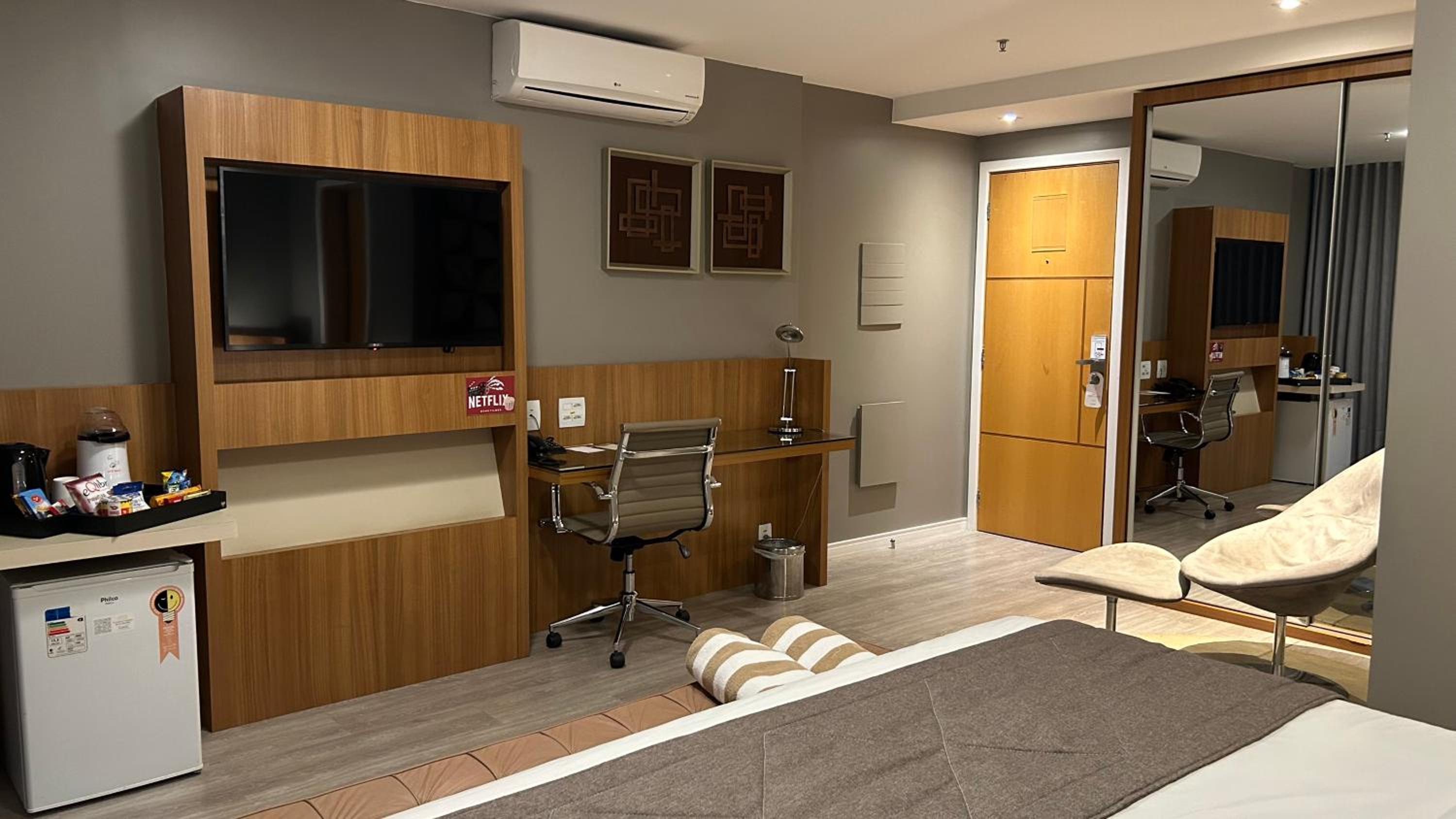 King Suite with Balcony photo 2