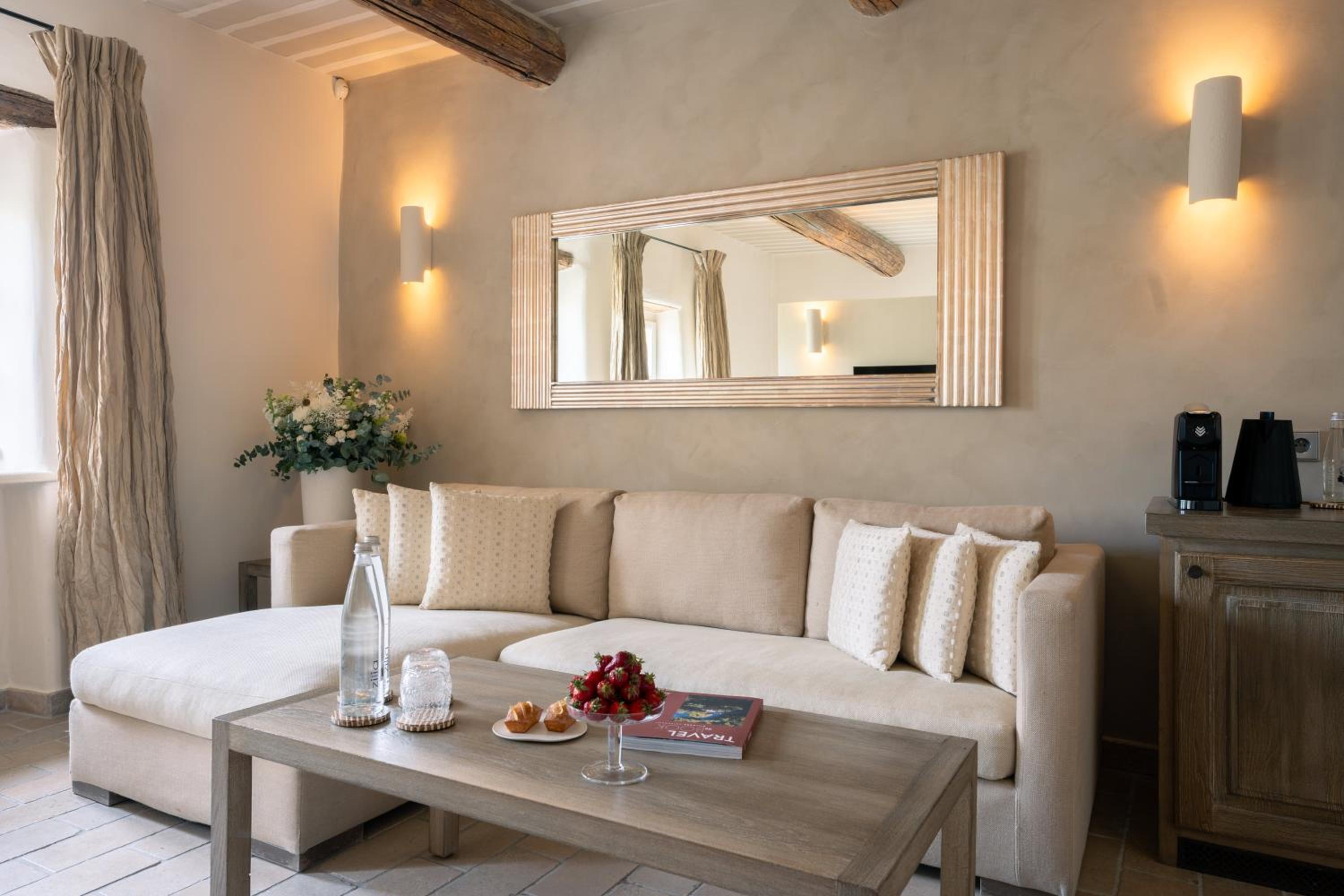 Suite - Photo 1