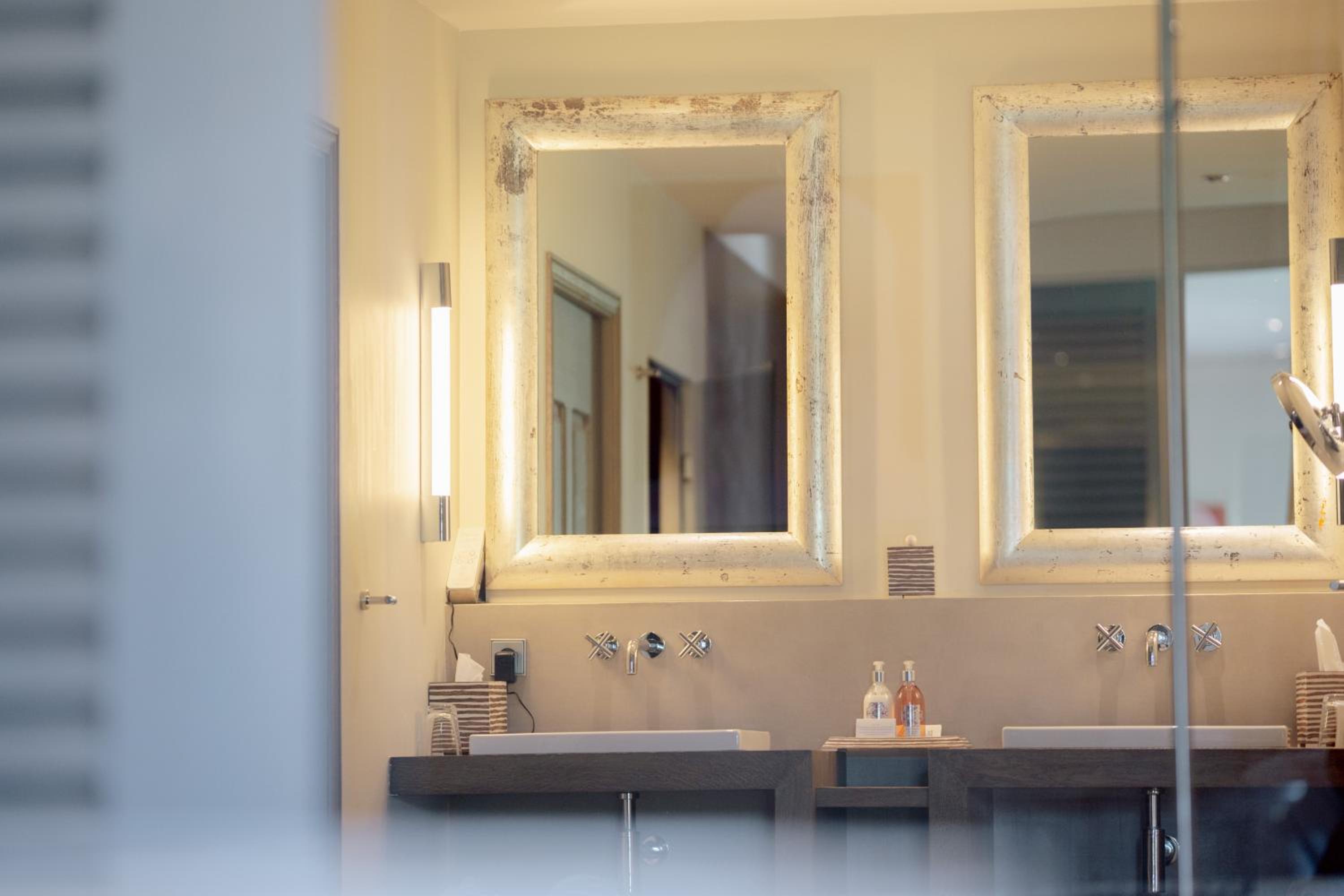 Deluxe Suite with Spa Bath - Photo 2
